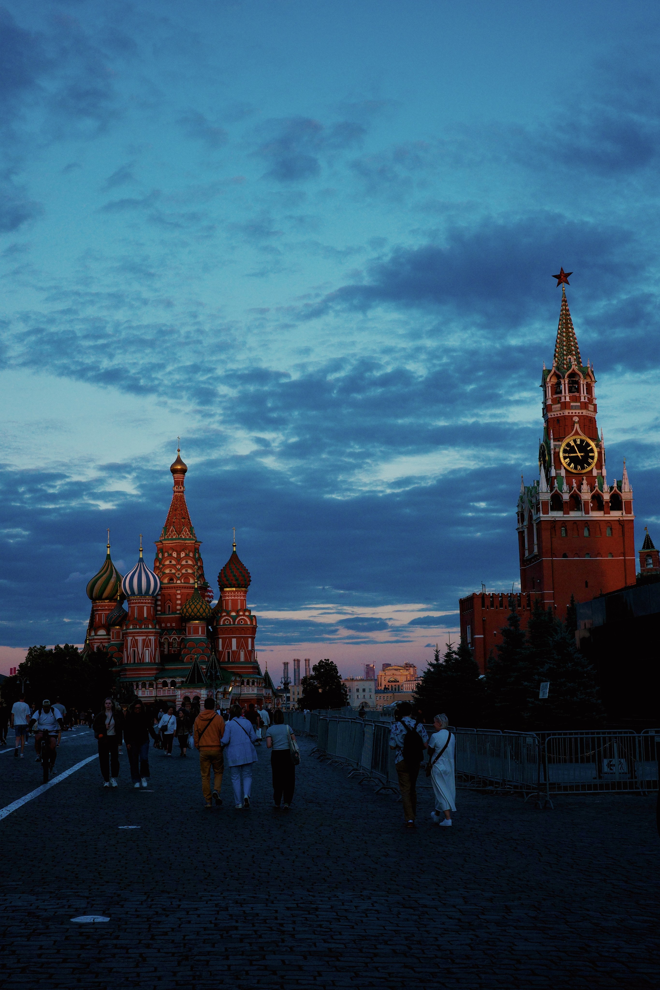 Красная площадь, Кремль и Зарядье: фото вечерней Москвы