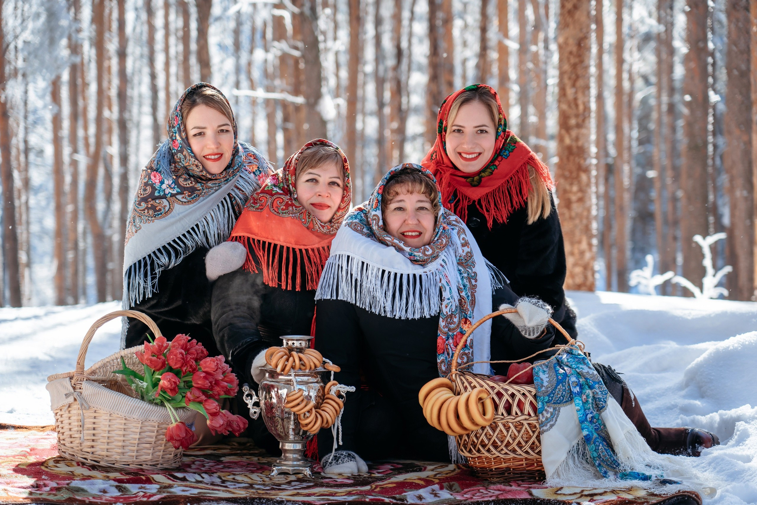 Фотосессия среди зимнего морозного леса в стиле русские традиции. Женщины в русских платках устроили чаепитие в зимнем лесу с самоваром