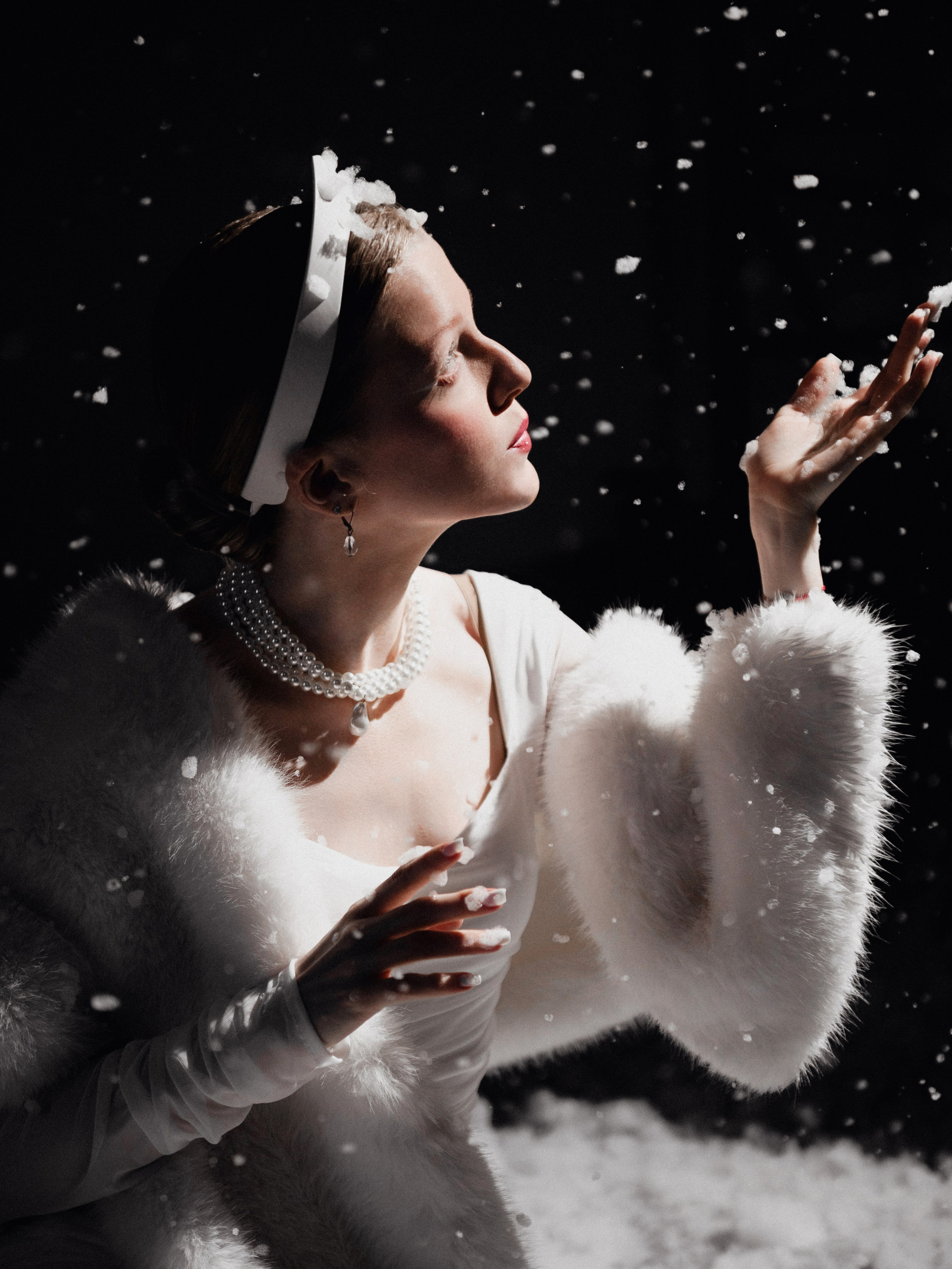 Женский портрет на белом фоне — чистая эстетичная обработка