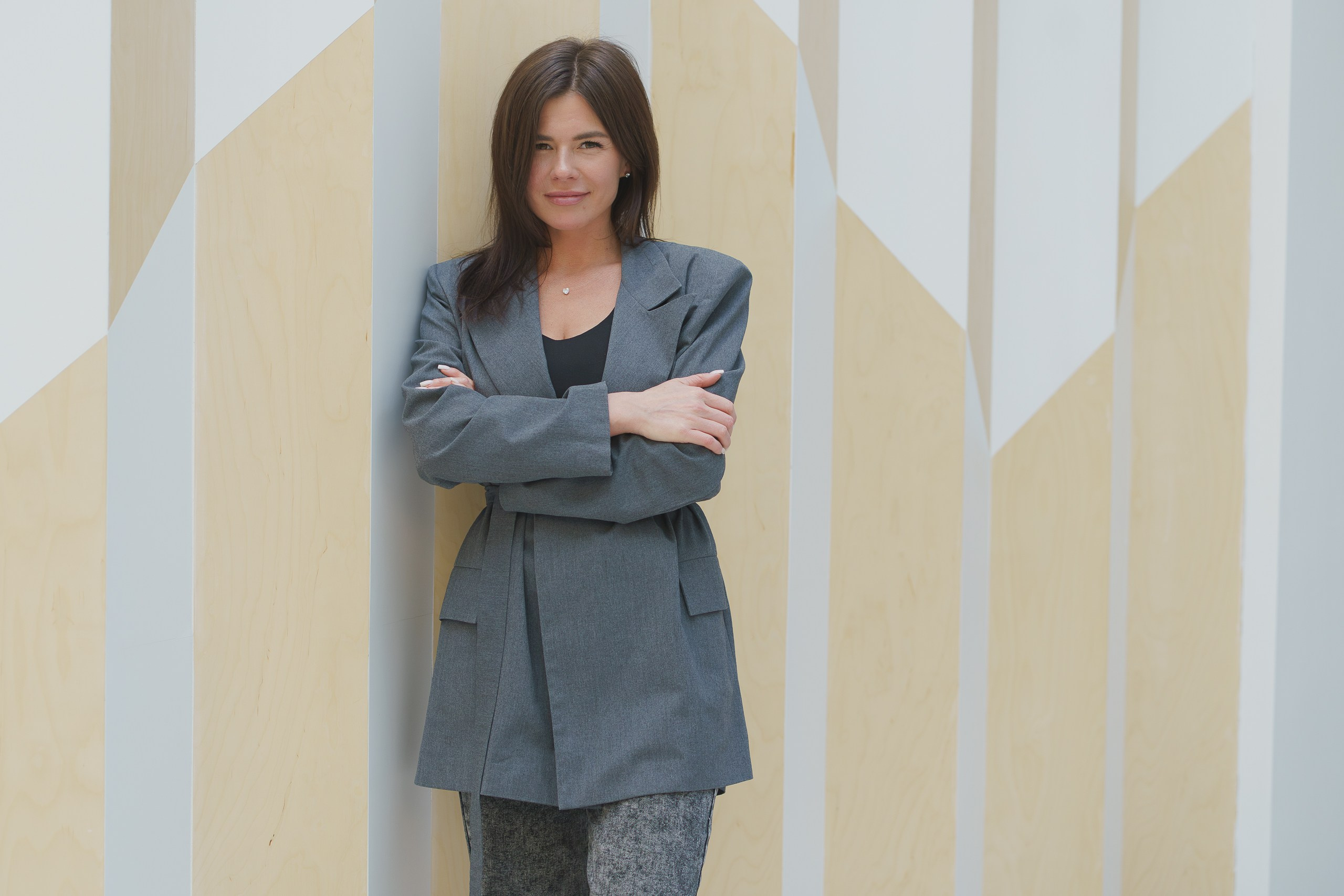 Портрет Дарьи в деловом стиле на фоне нейтрального фона