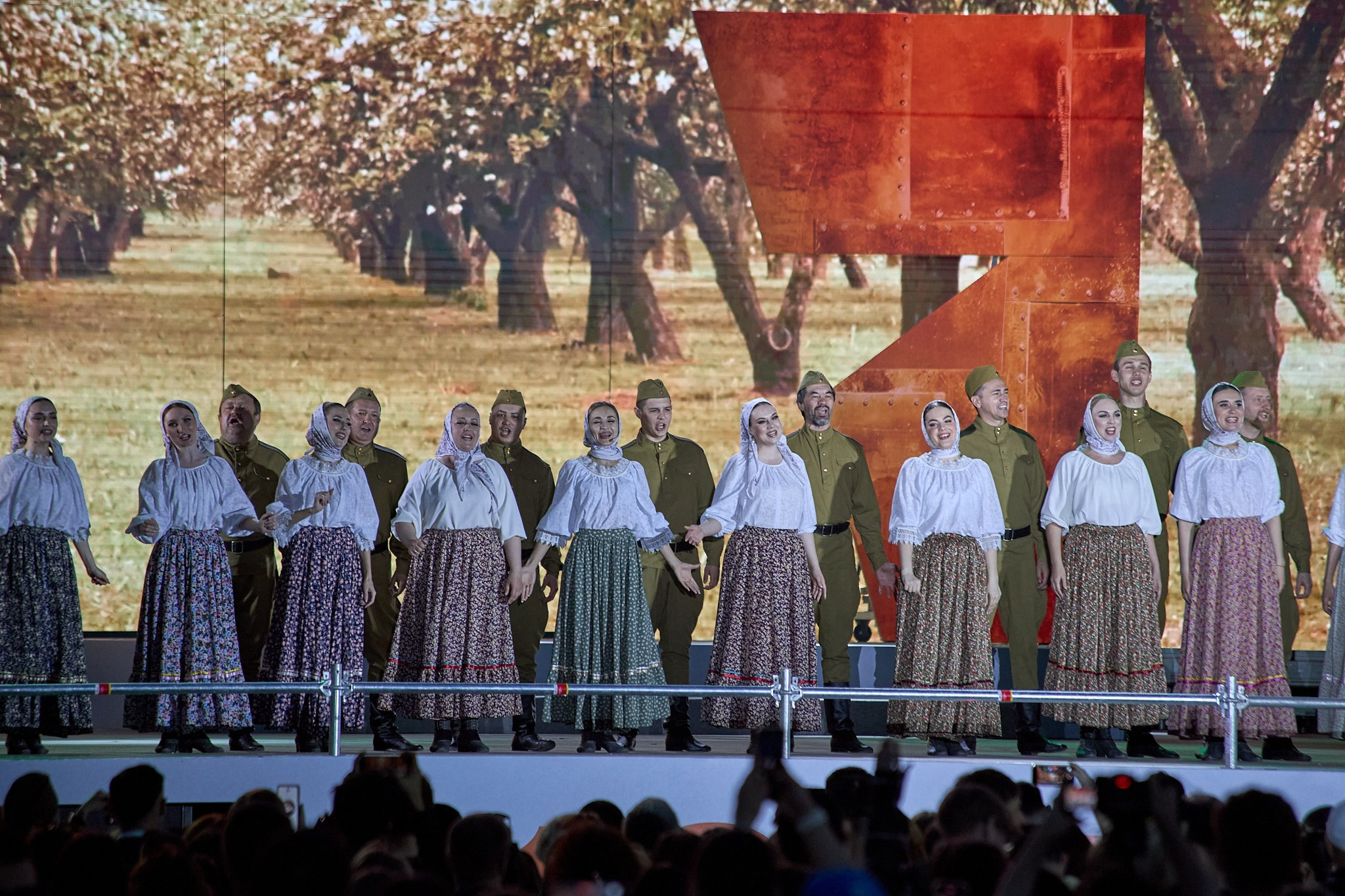 Концерт 9 мая 2025 года на соборной площади. Фотограф Омск | Александр Вандеров