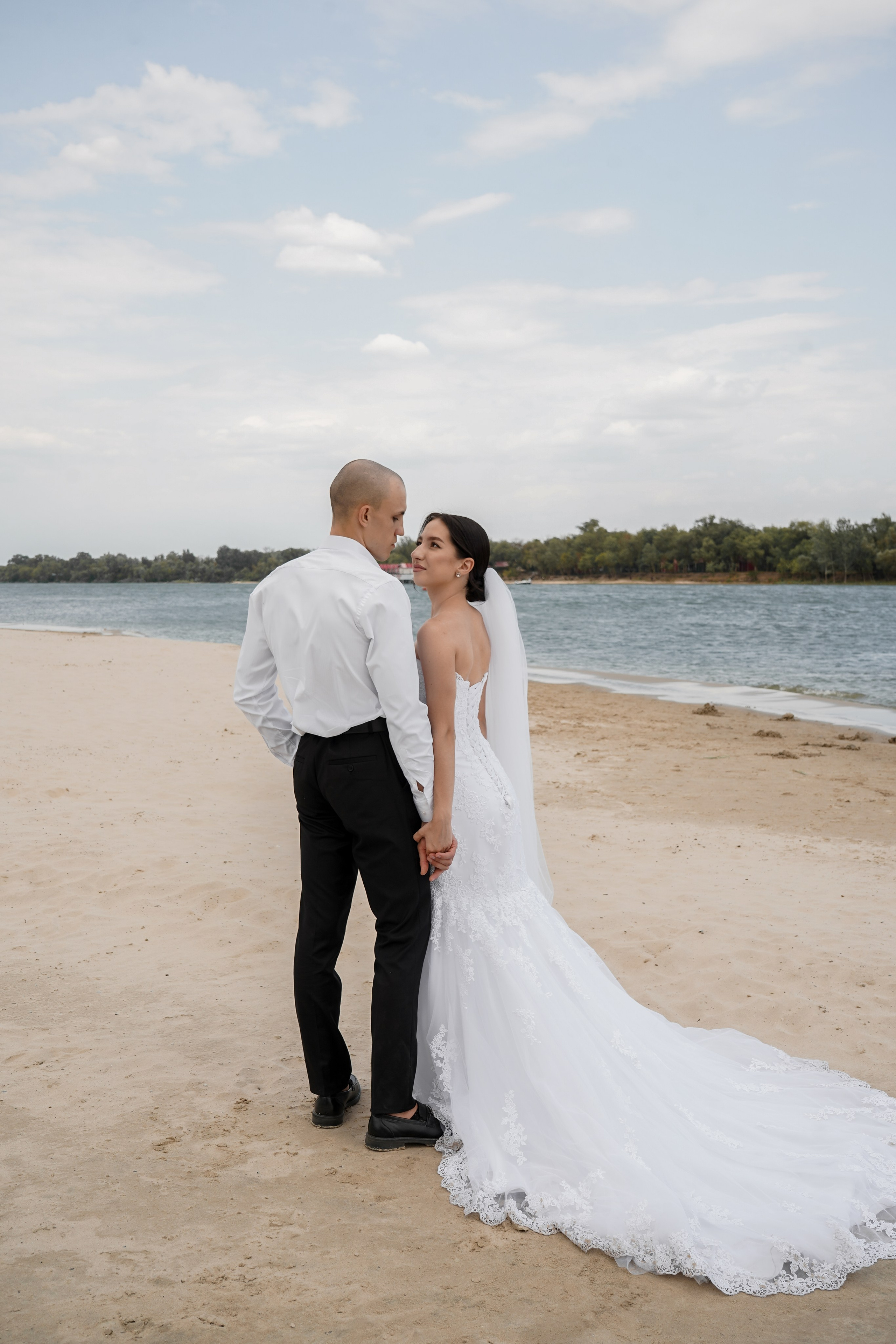 Фотограф и видеограф на свадьбу в Ростове-на-Дону 2026. Профессиональная работа, качественный результат. Свадебный фотограф в Ростове-на-Дону. Таинство Крещения и Венчания, семейные фотосессии. Алёна Чёботова