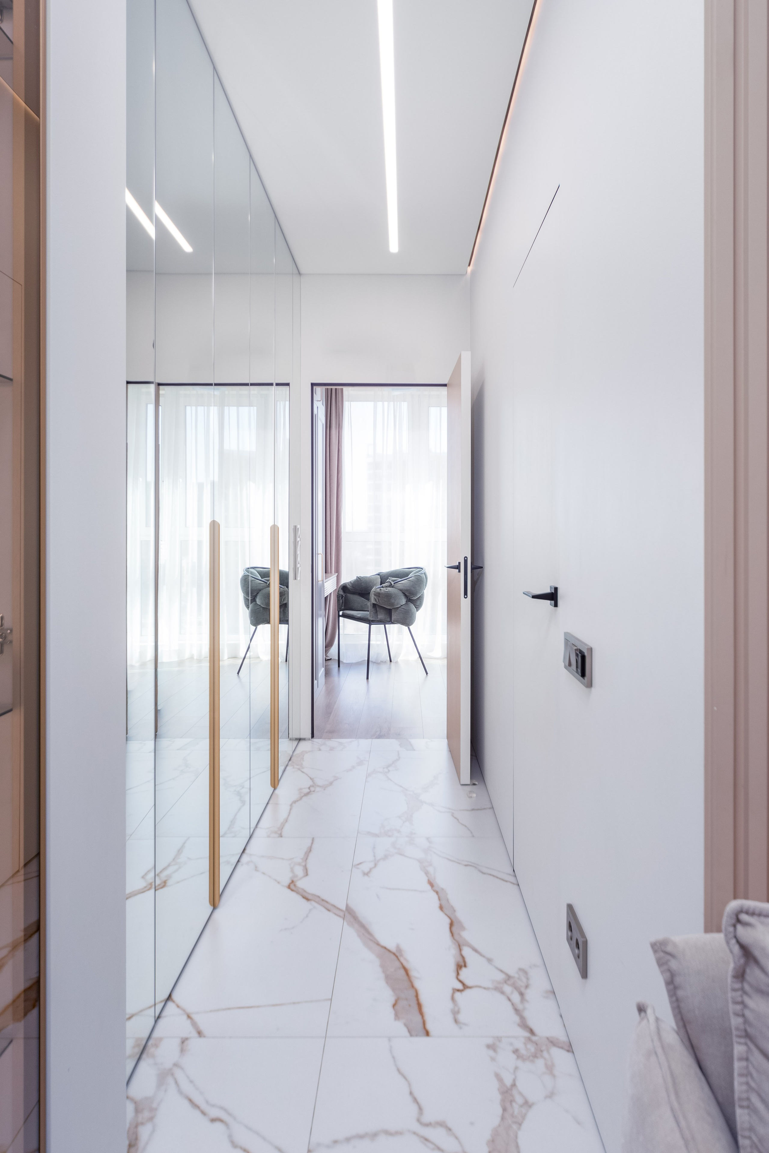 Интерьер коридора с системой хранения в евро-3 квартире в ЖК Минск Мир