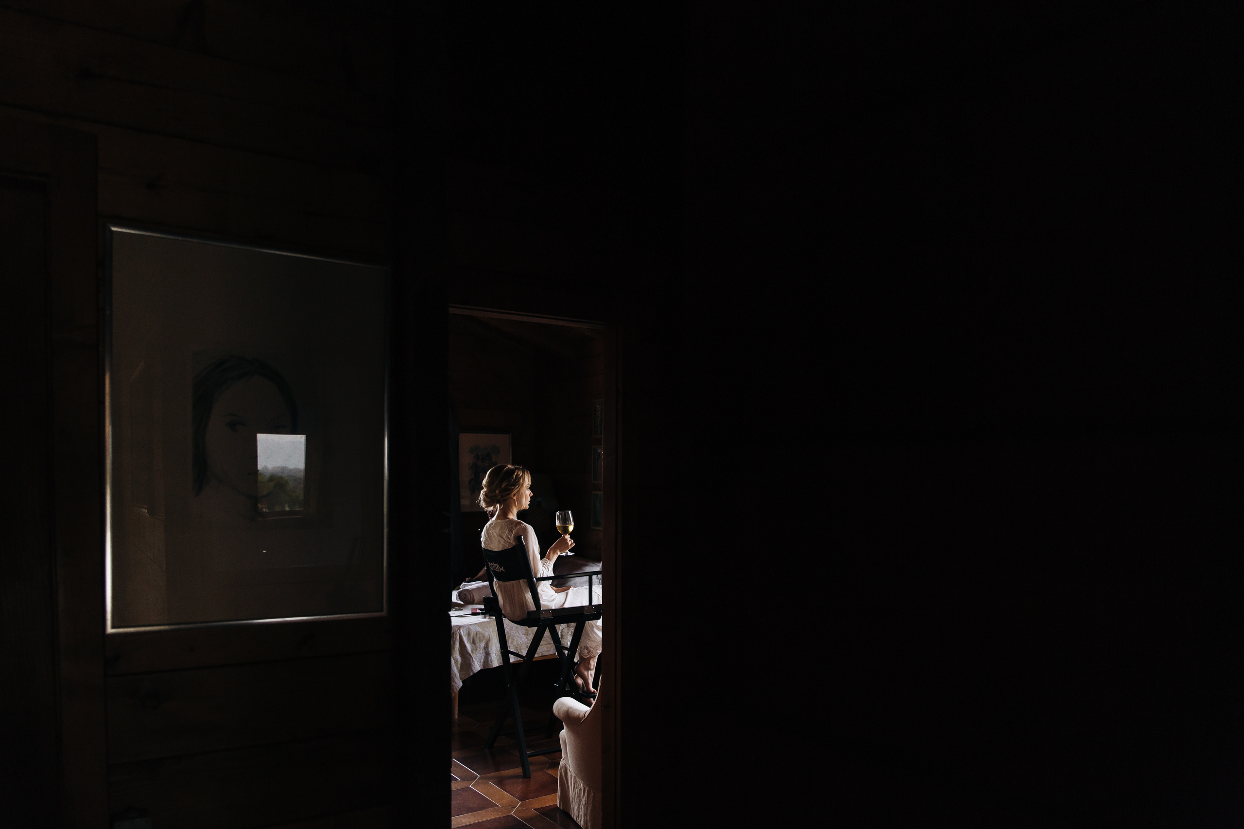 Сборы невесты в комнате через дверной проем