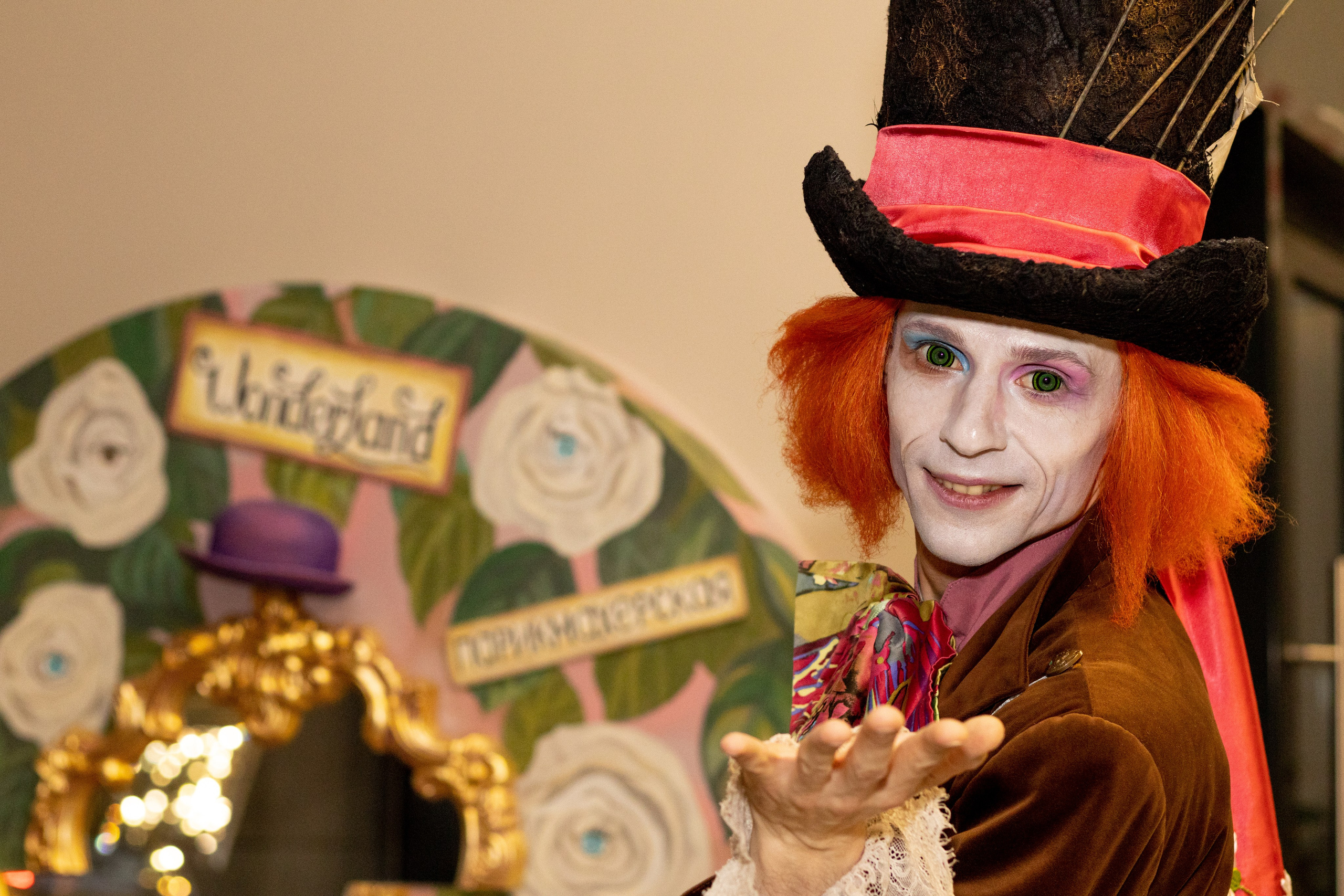 Шляпная магия: аниматор Шляпник и его фотограф сделают ваш праздник незабываемым!. Свадебный и репортажный фотограф Максим Вакс. Съемка любых мероприятий в Екатеринбурге