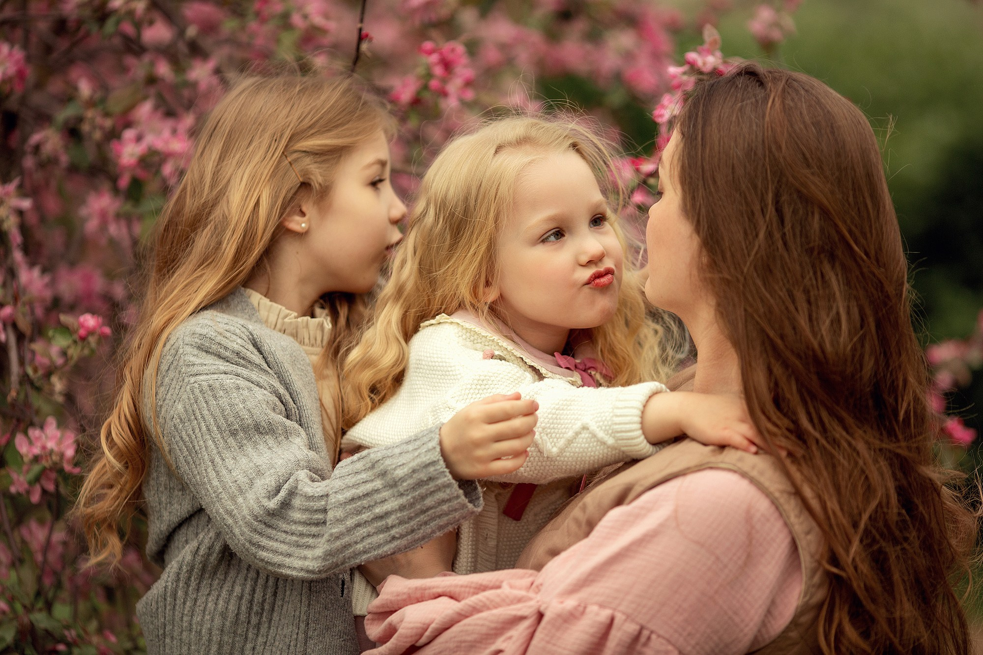Искренняя семейная фотоистория в цветущем саду. Tatyana Nadezhdina Family photographer