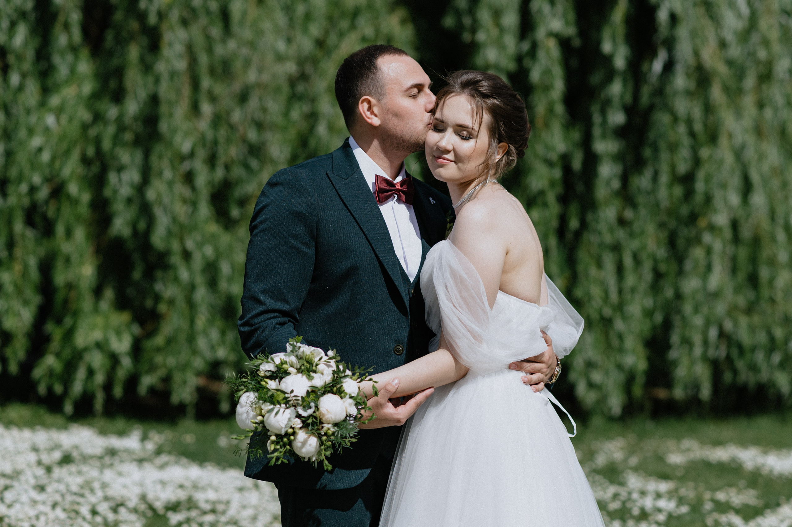 Портрет жениха и невесты на территории парк-отеля