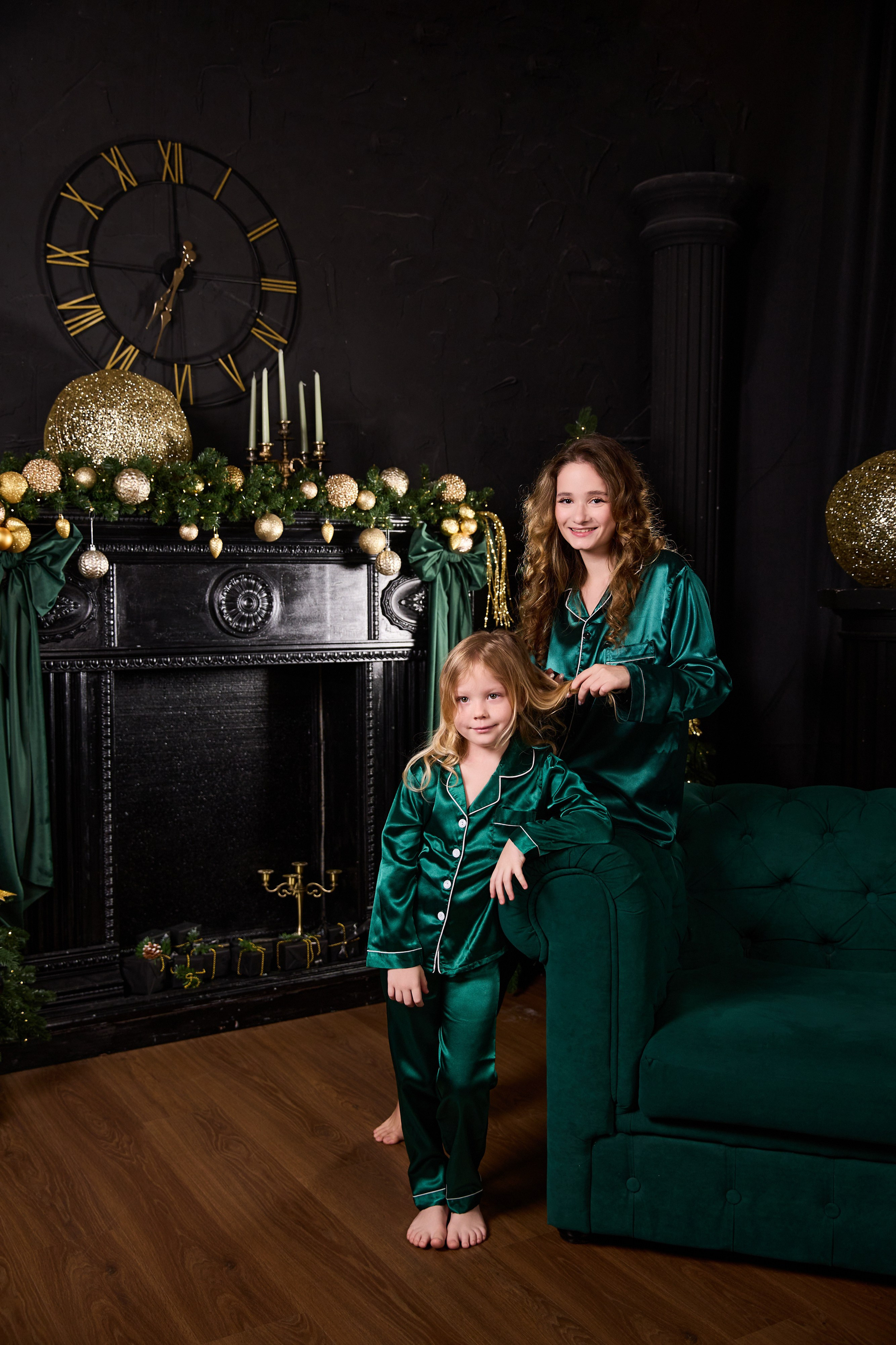 Фотосессия семейная мама с дочкой в новогодней фотостудии