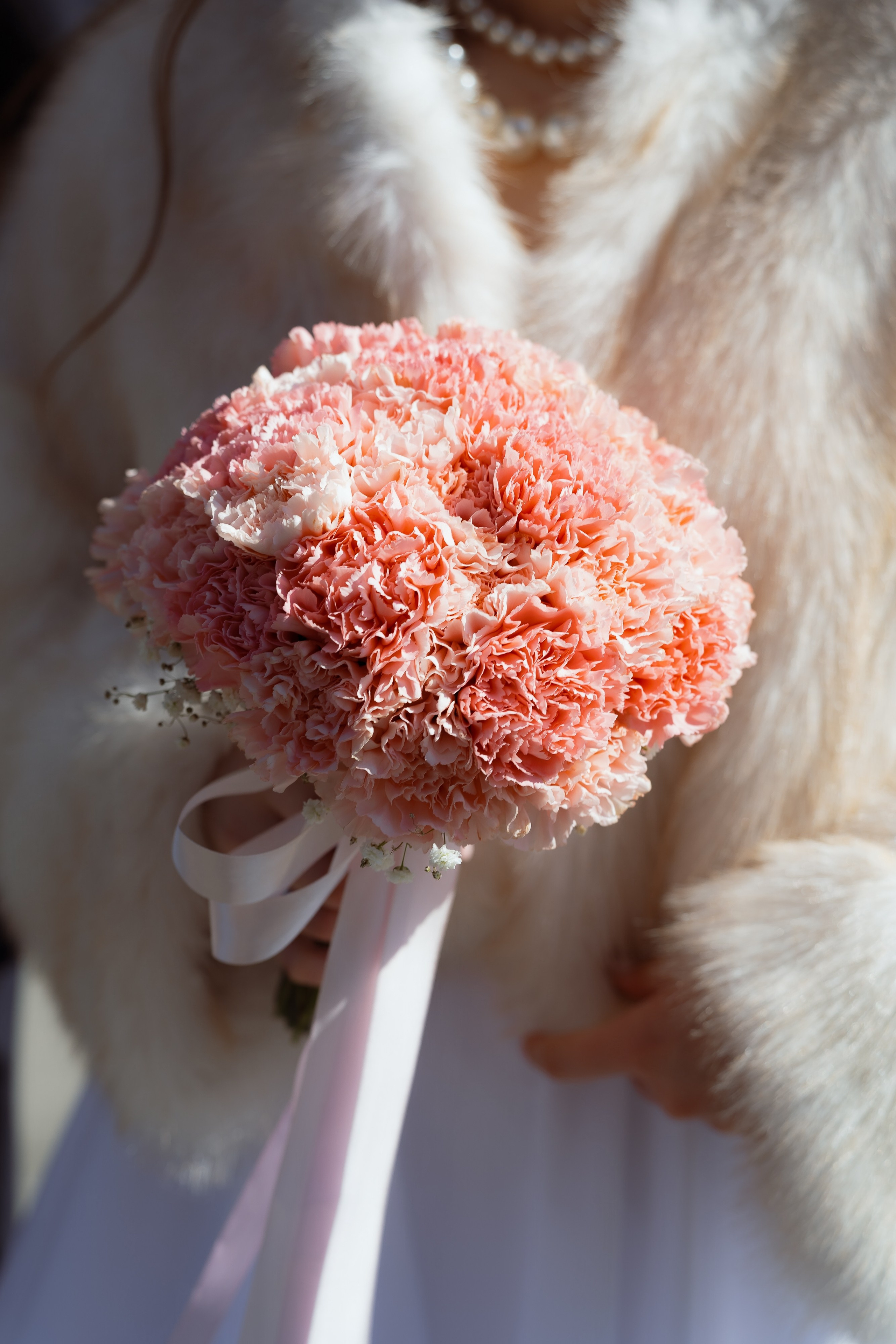 Нежный букет невесты на фоне мехового пальто, свадебные детали