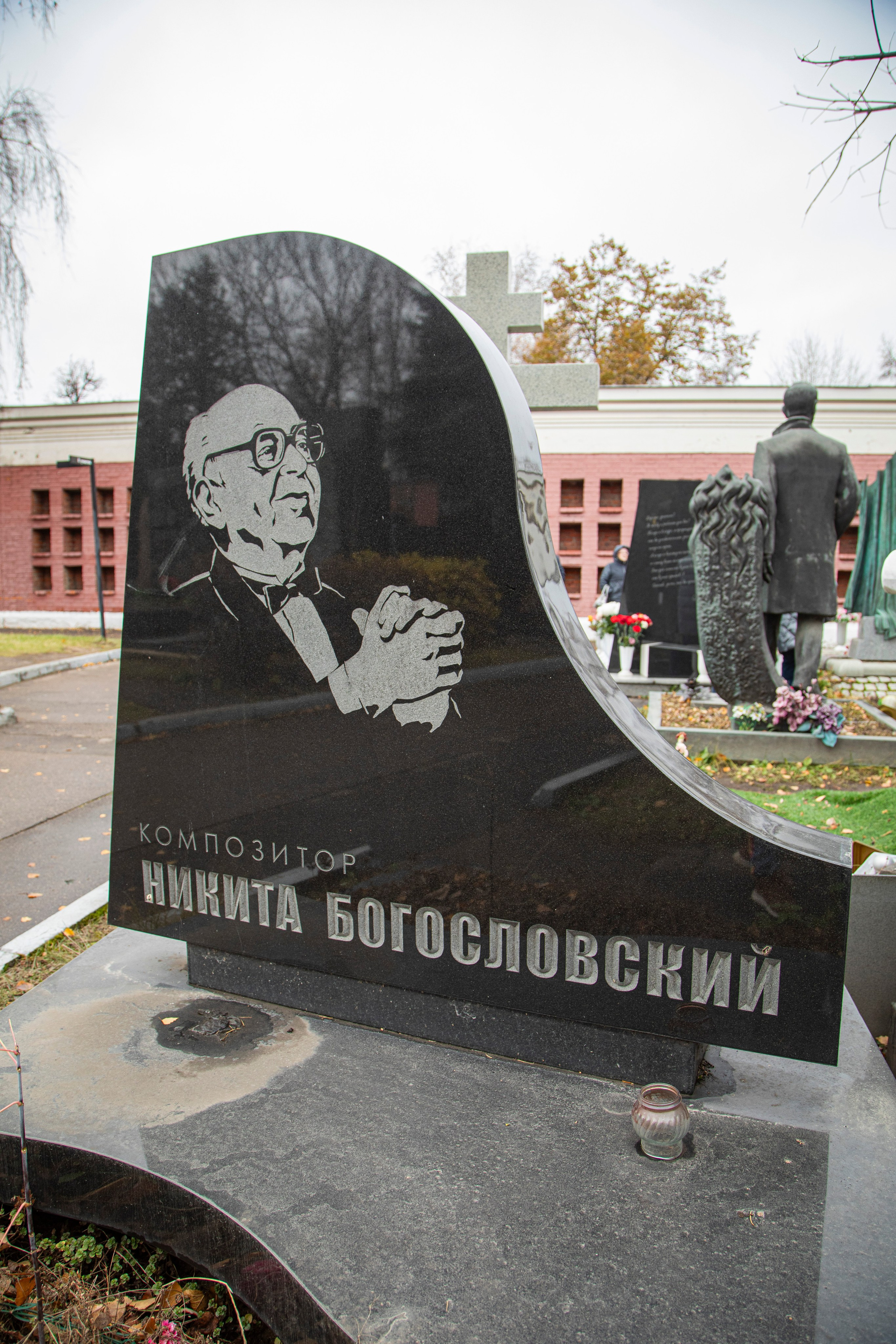 Осенняя прогулка по Новодевичьему кладбищу. Фотограф Сергей Ловкий