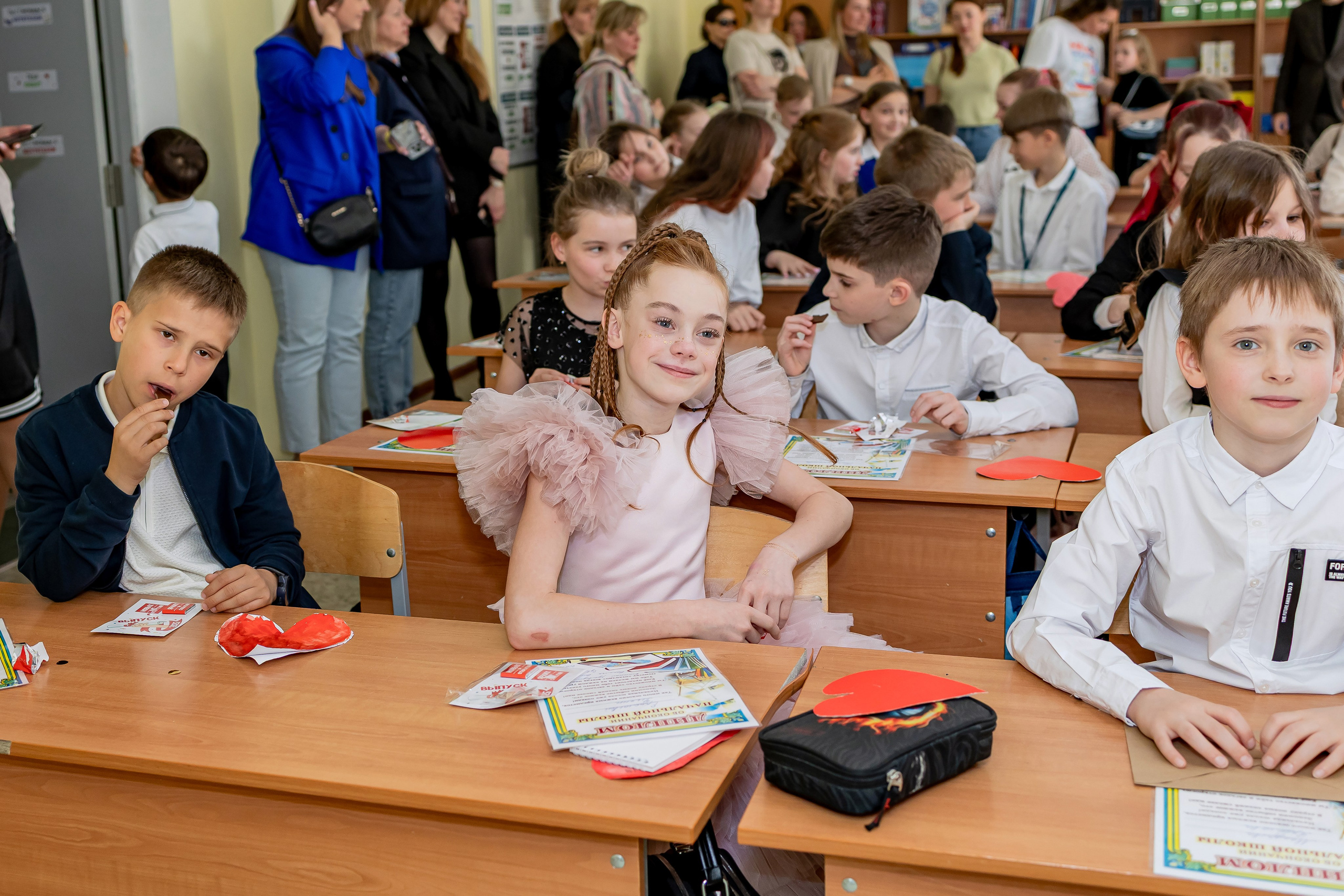 Выпускной в начальной школе в классе. Фотограф и видеограф Москва. Свадебный фотограф, видеограф. Выпускные альбомы. Оживающие альбомы