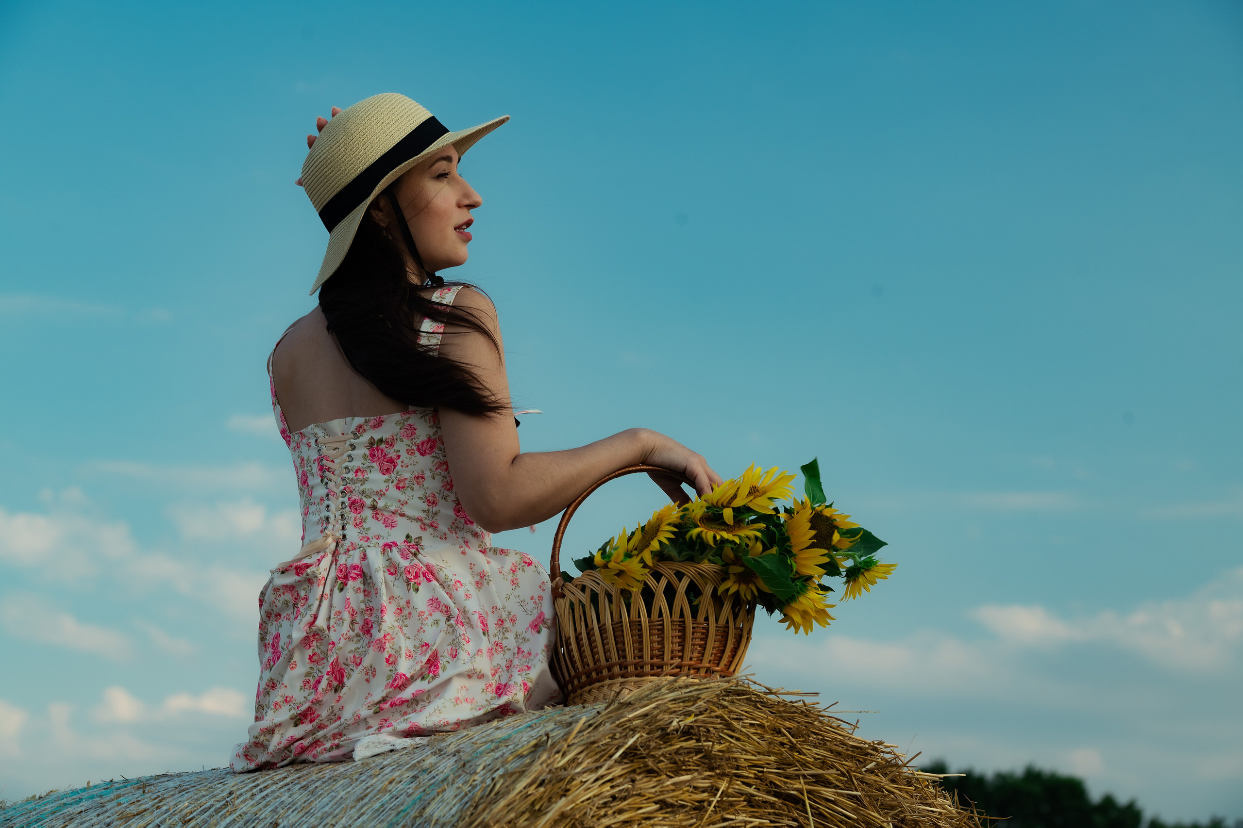 Фотосессия Ирина в поле со стогами. Портретный фотограф в Краснодаре Евгений Карпов