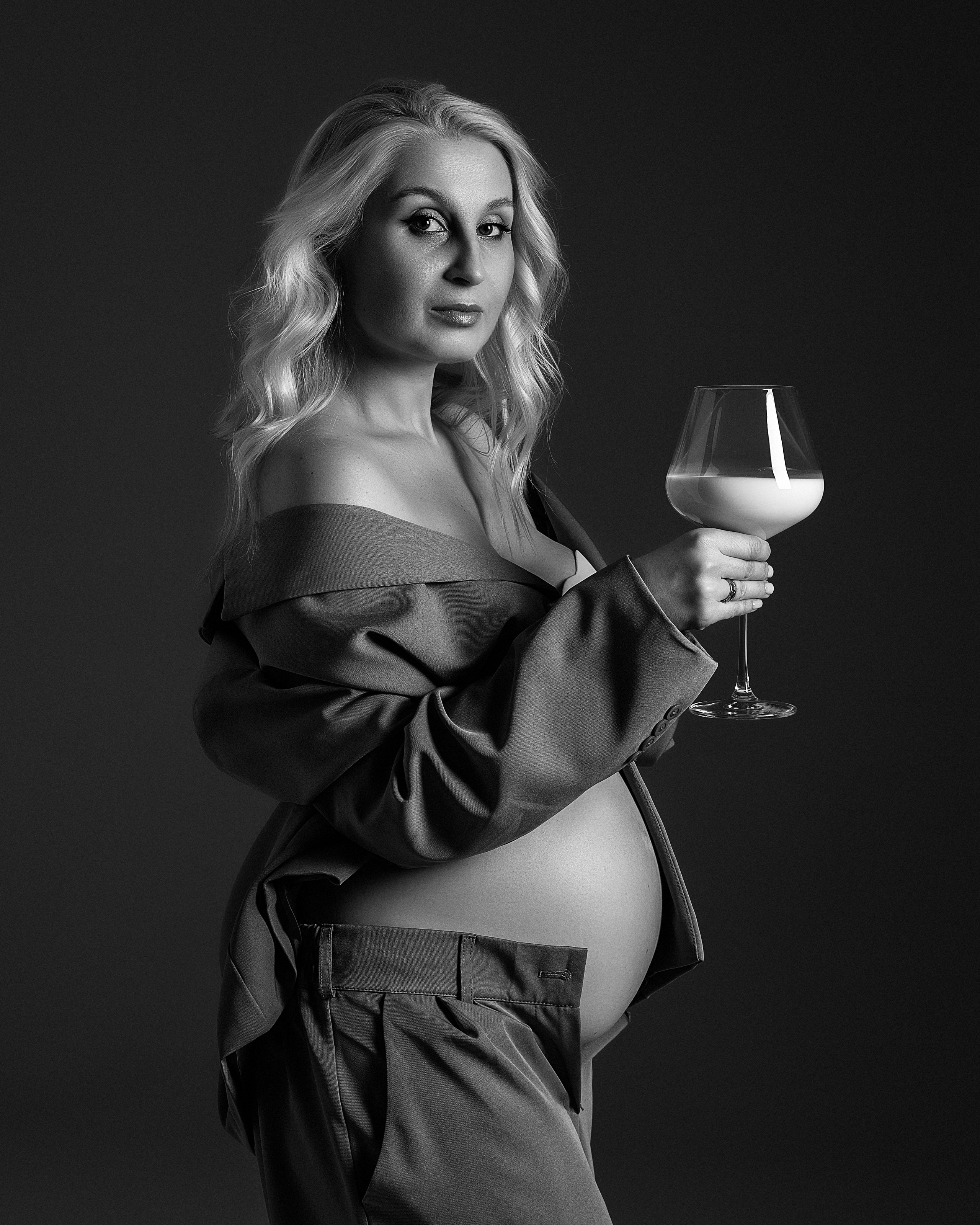 Фотосессия беременности на циклораме. Женский фотограф в Москве Богдашкина Динара