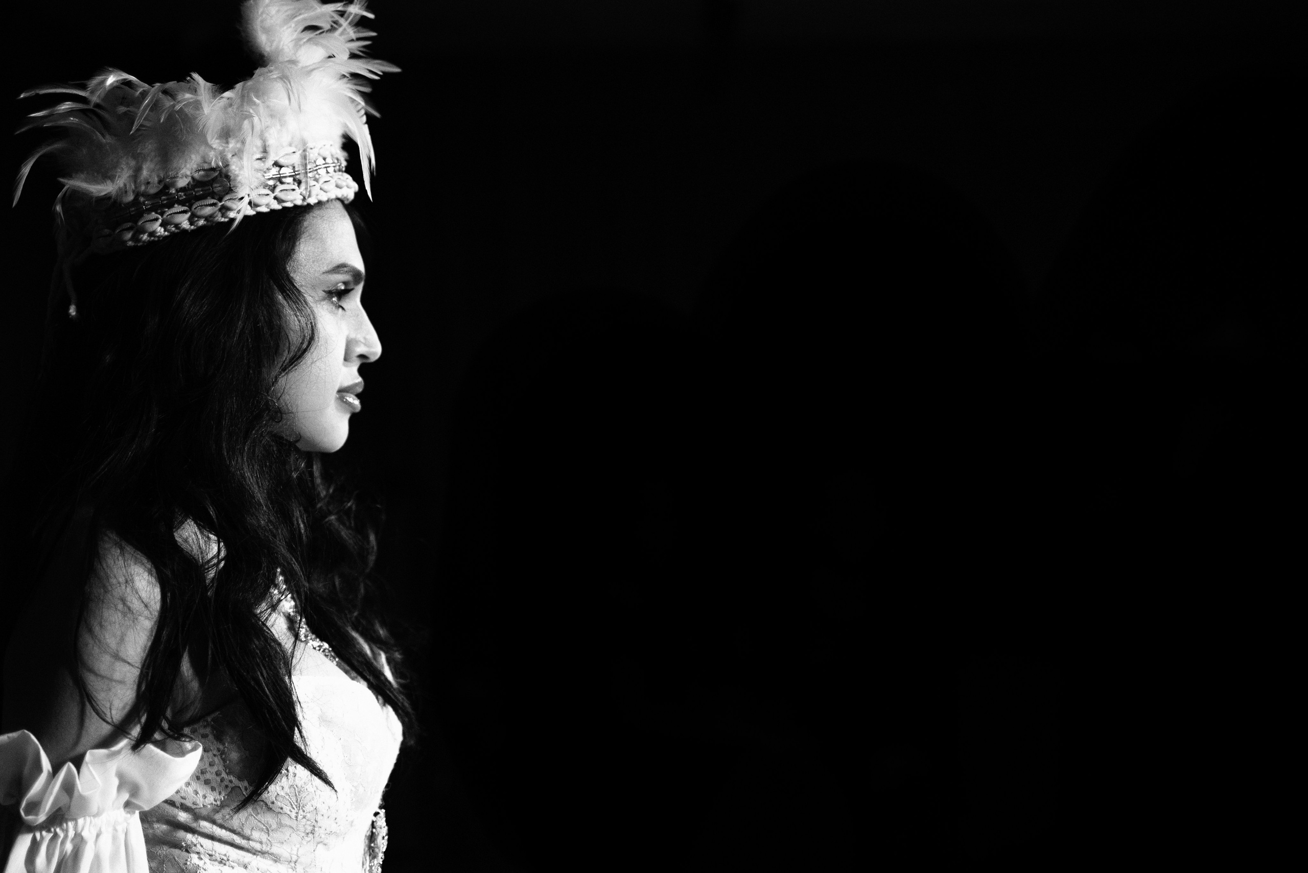 Снимки с показа одежды в Сочи, сделанные профессиональным фотографом, на фоне ресторана PLACE