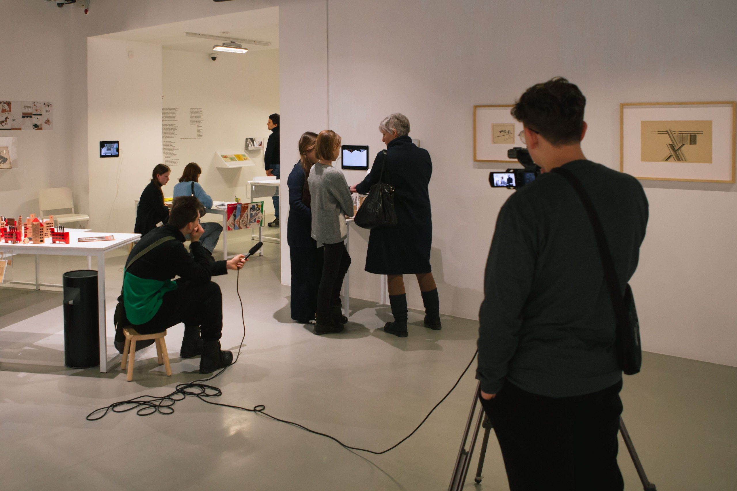 Бумажная выставка в музеи современного исскуства