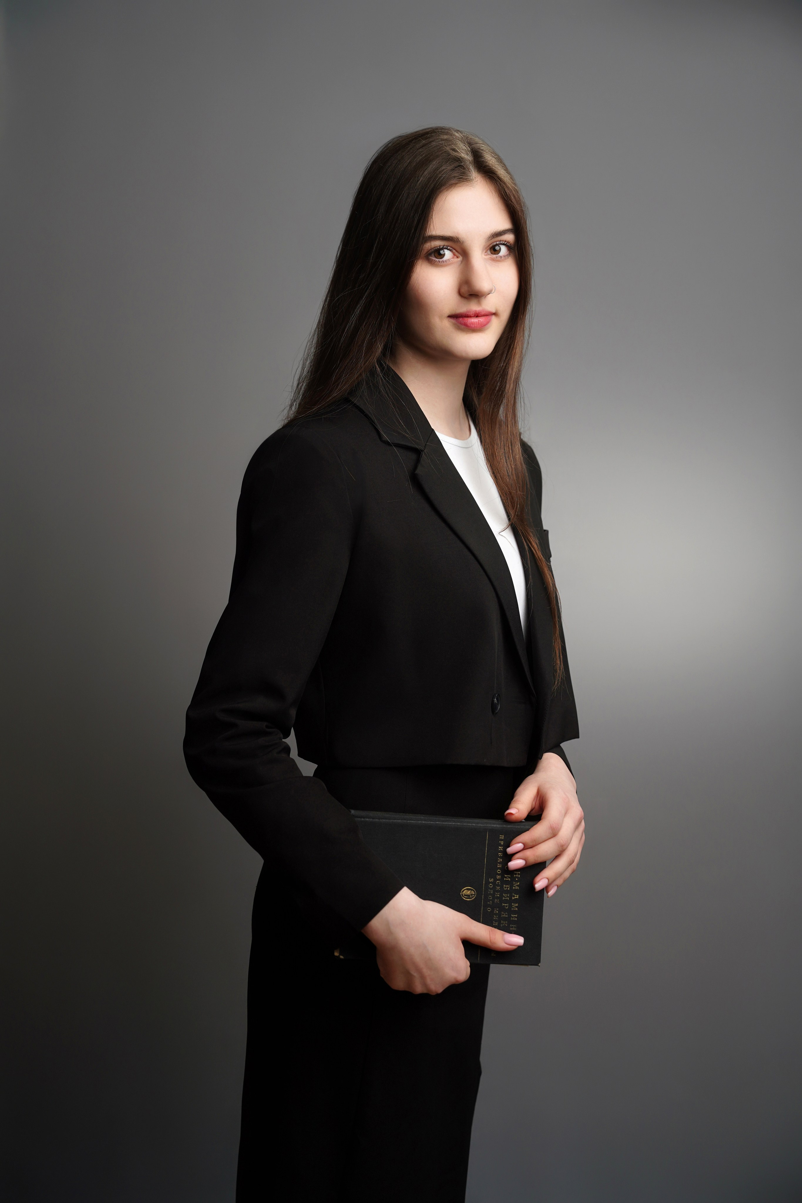 Стиль портрета в студии. GOTRA — выпускные альбомы в Тюмени