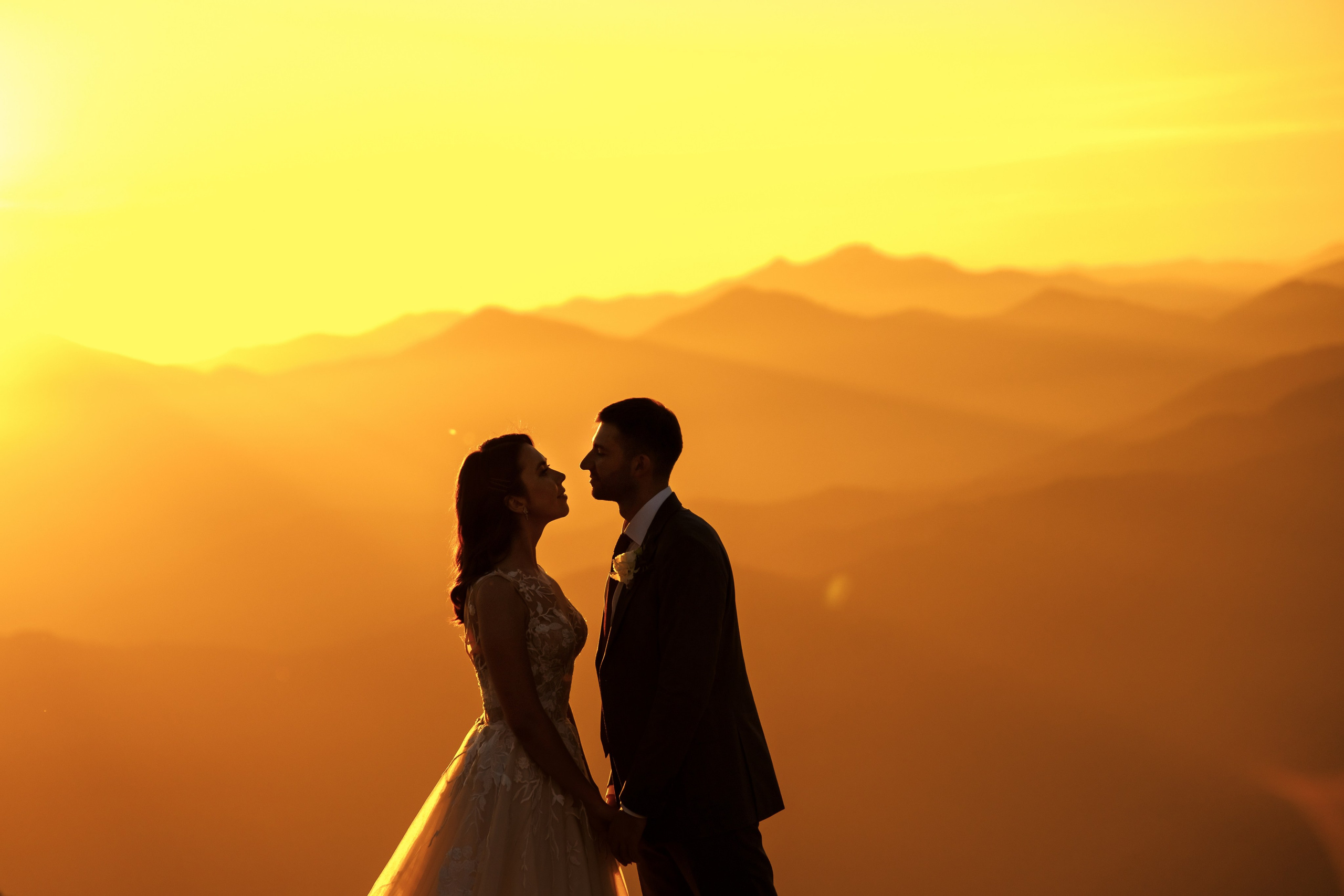 Пара держится за руки на тропе в сочинских горах