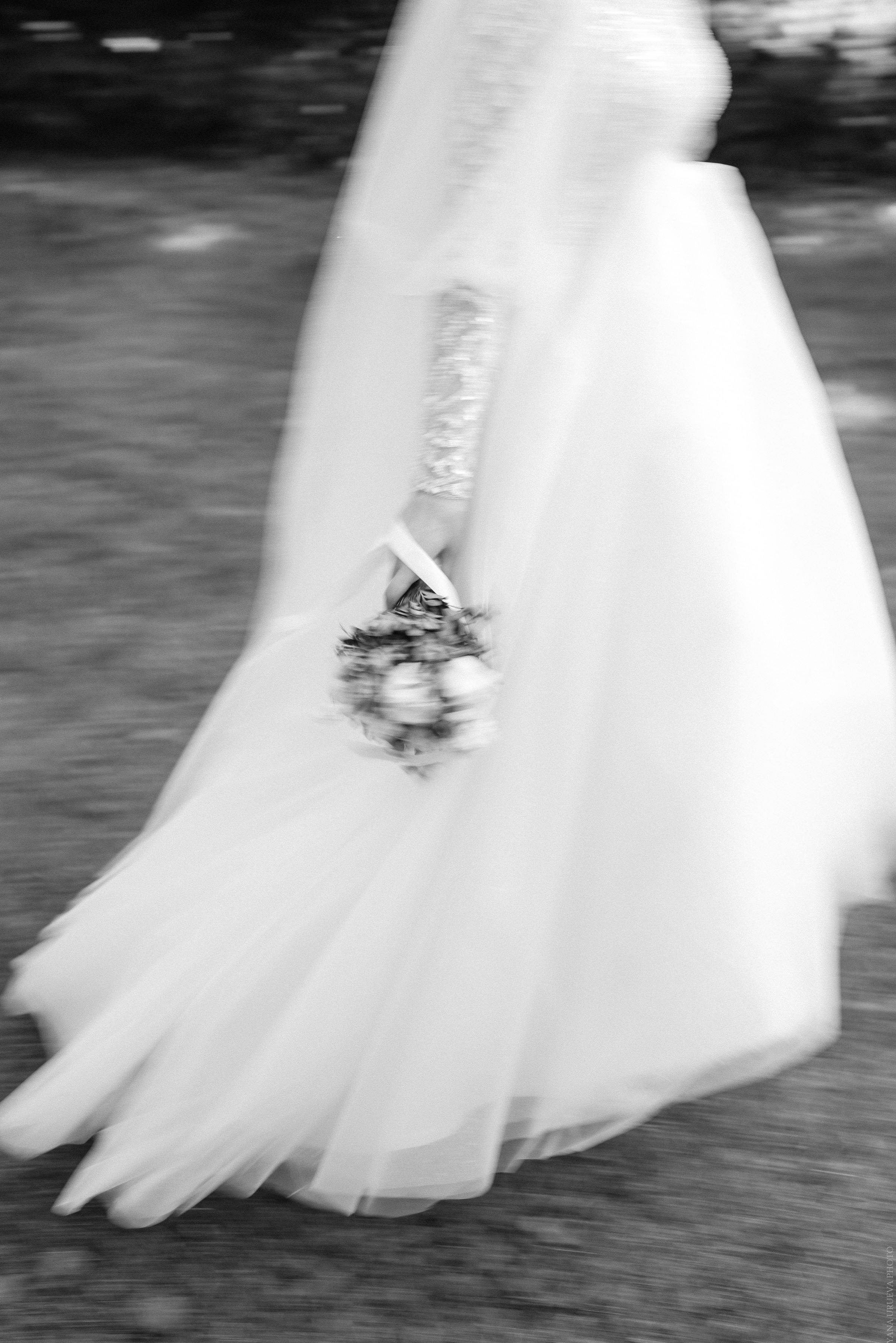 Смазанная фотография платья невесты и букета