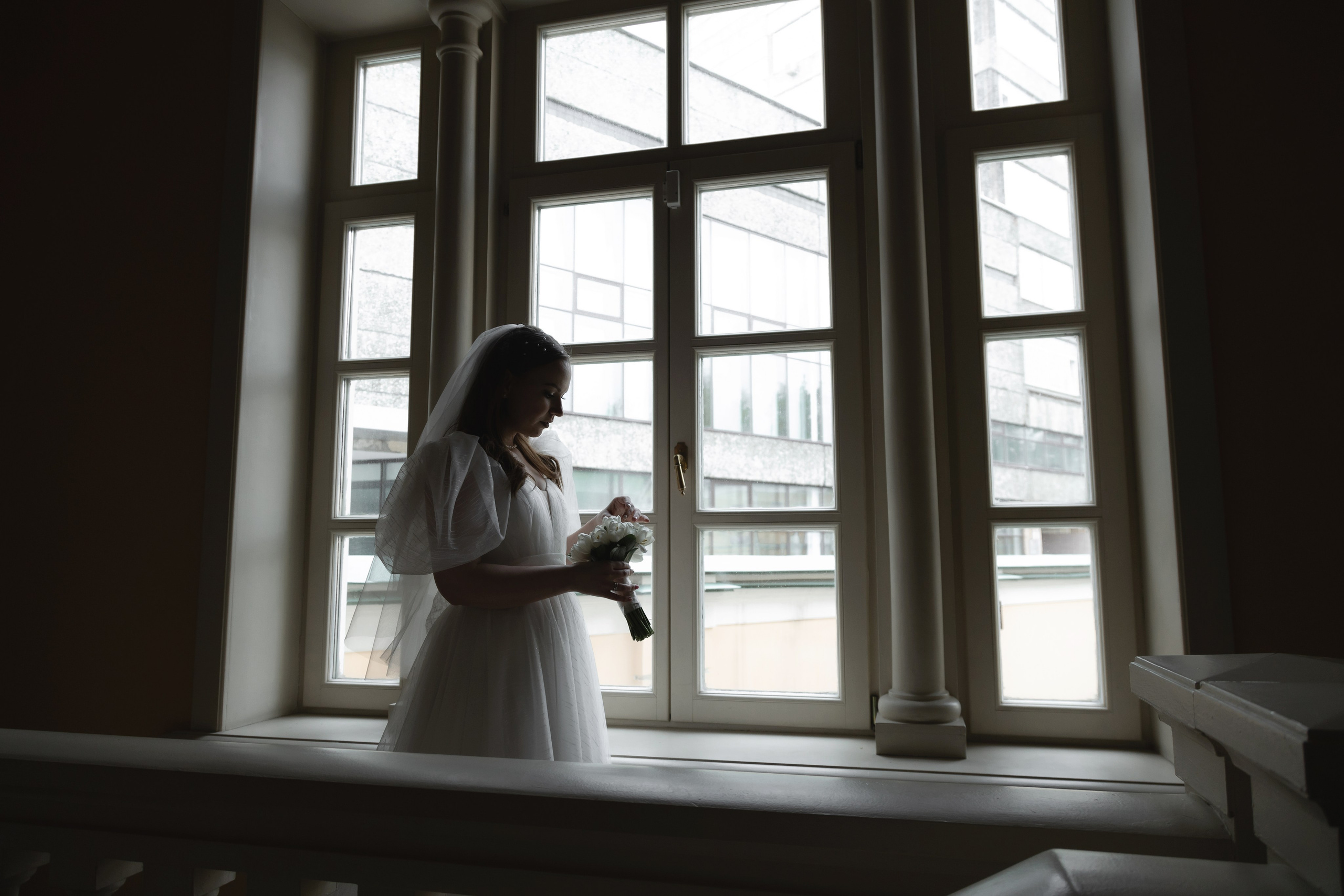 регистрация брака в усадьбе муравьёвых-апостолов, фотосессия невесты у окна в холле