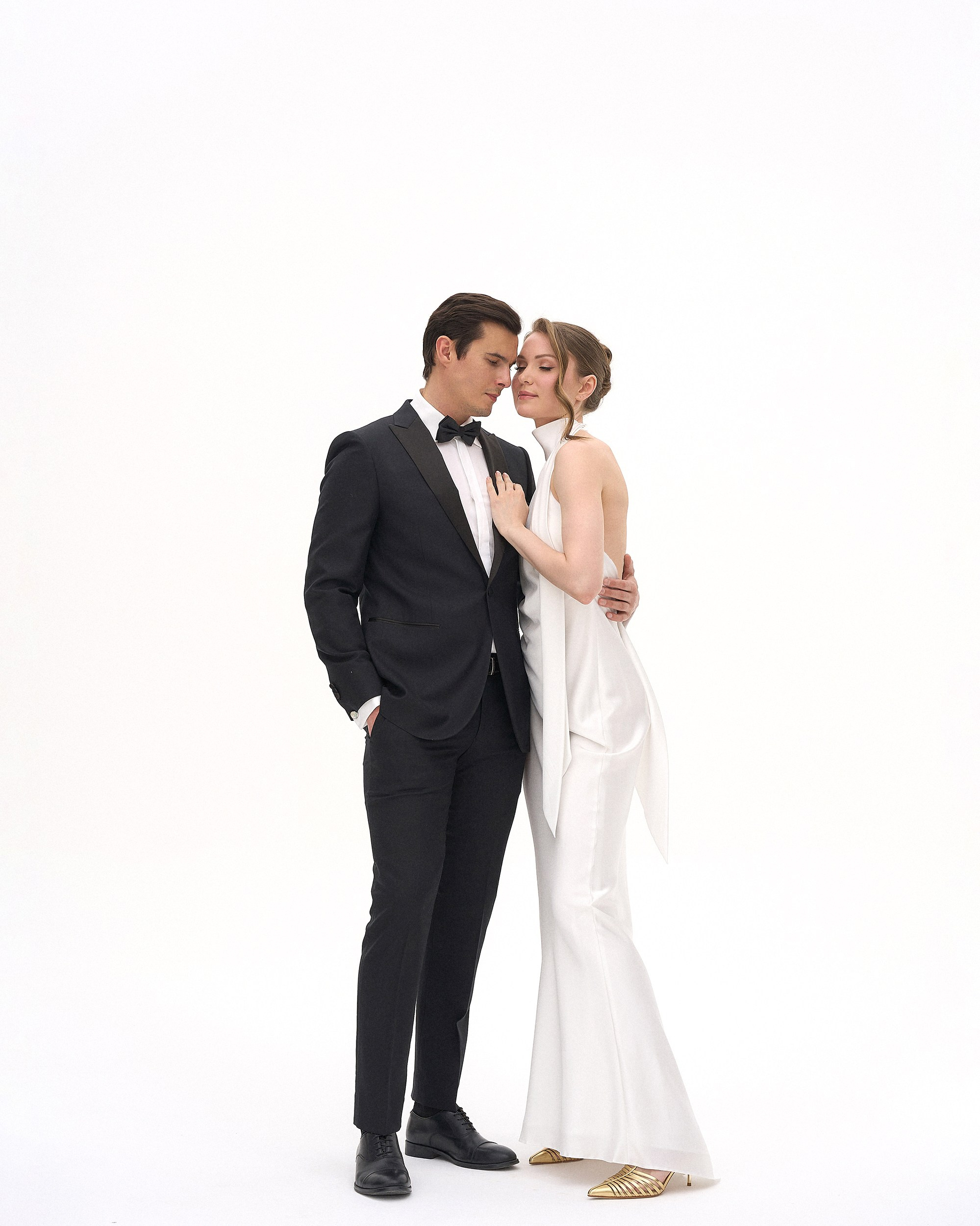 Жених и невеста стоят в полный рост на белой циклораме, свадебная съемка в студии, минимализм, фотограф Дмитрий Цветков, Санкт-Петербург