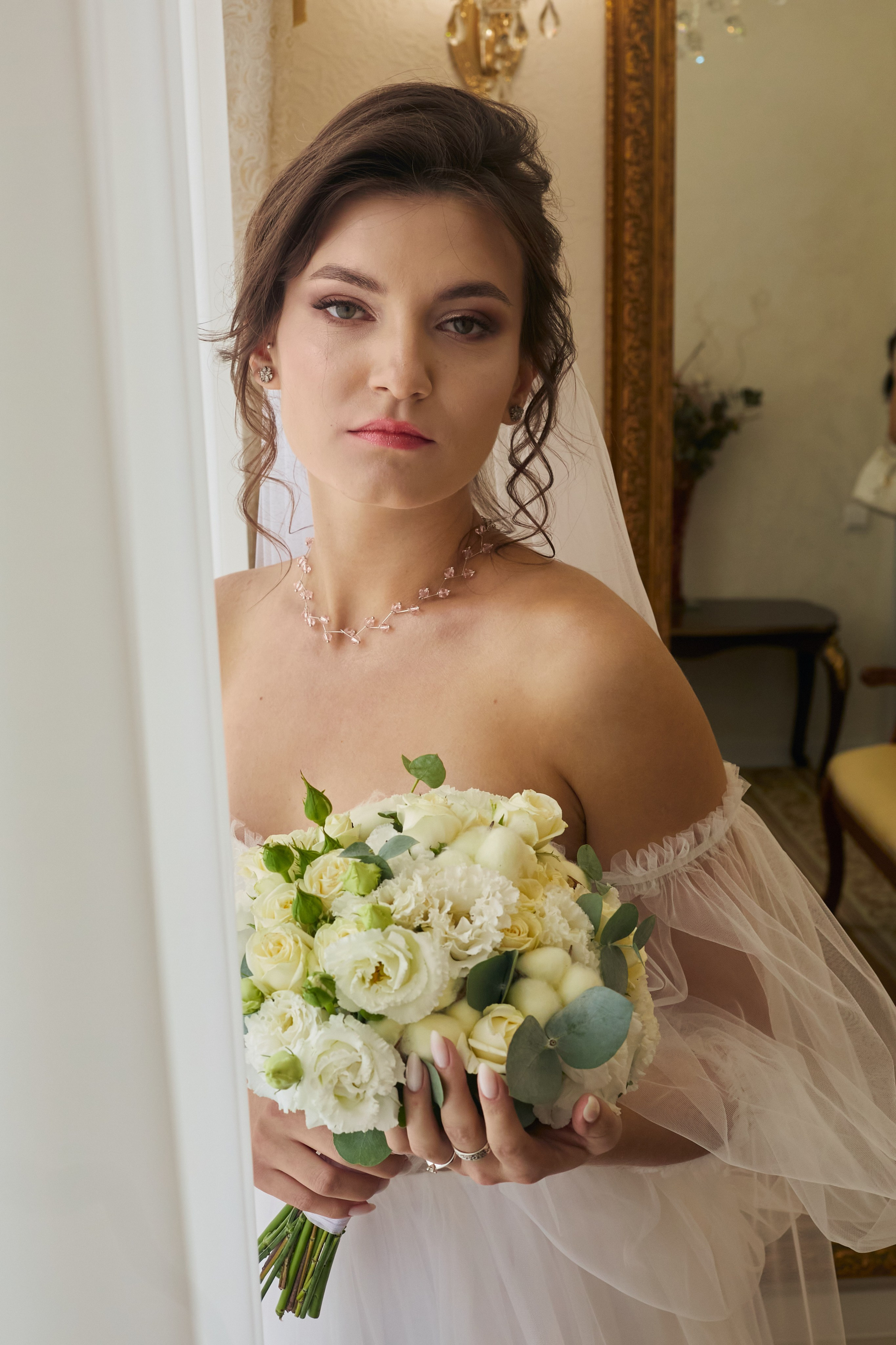Фотограф в Москве. Свадьба. Невеста в ЗАГСе. Букет невесты. Невеста стоит у окна.
