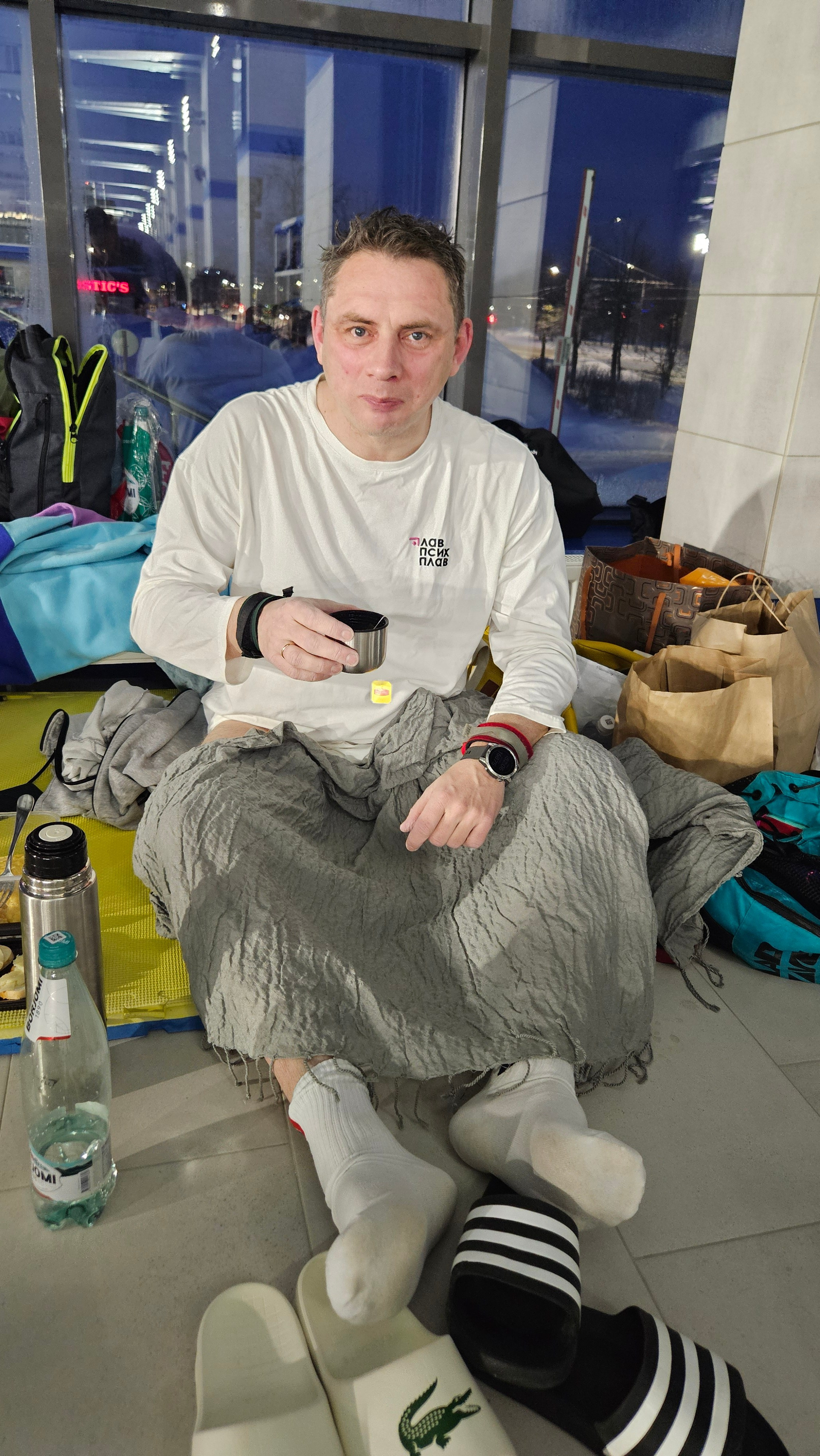 Горячий чай, омлет, бутерброды с сыром