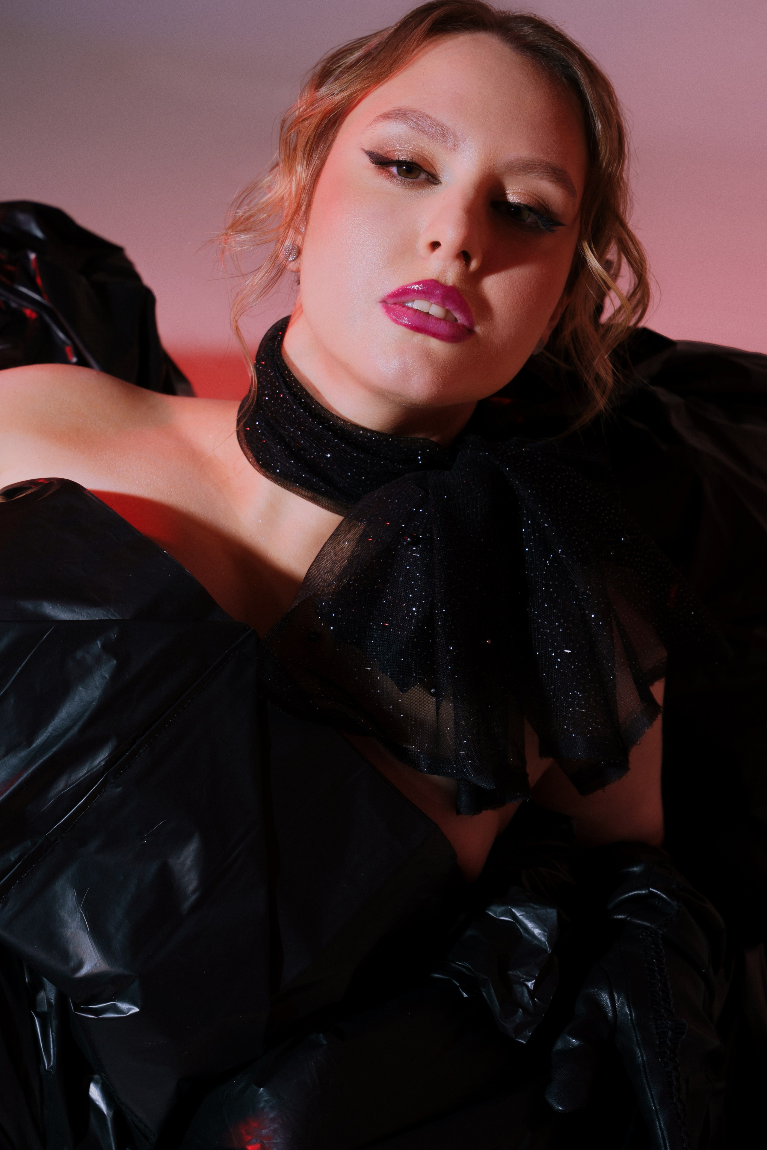 Креативная фотосессия в стиле высокой моды с использованием необычных материалов