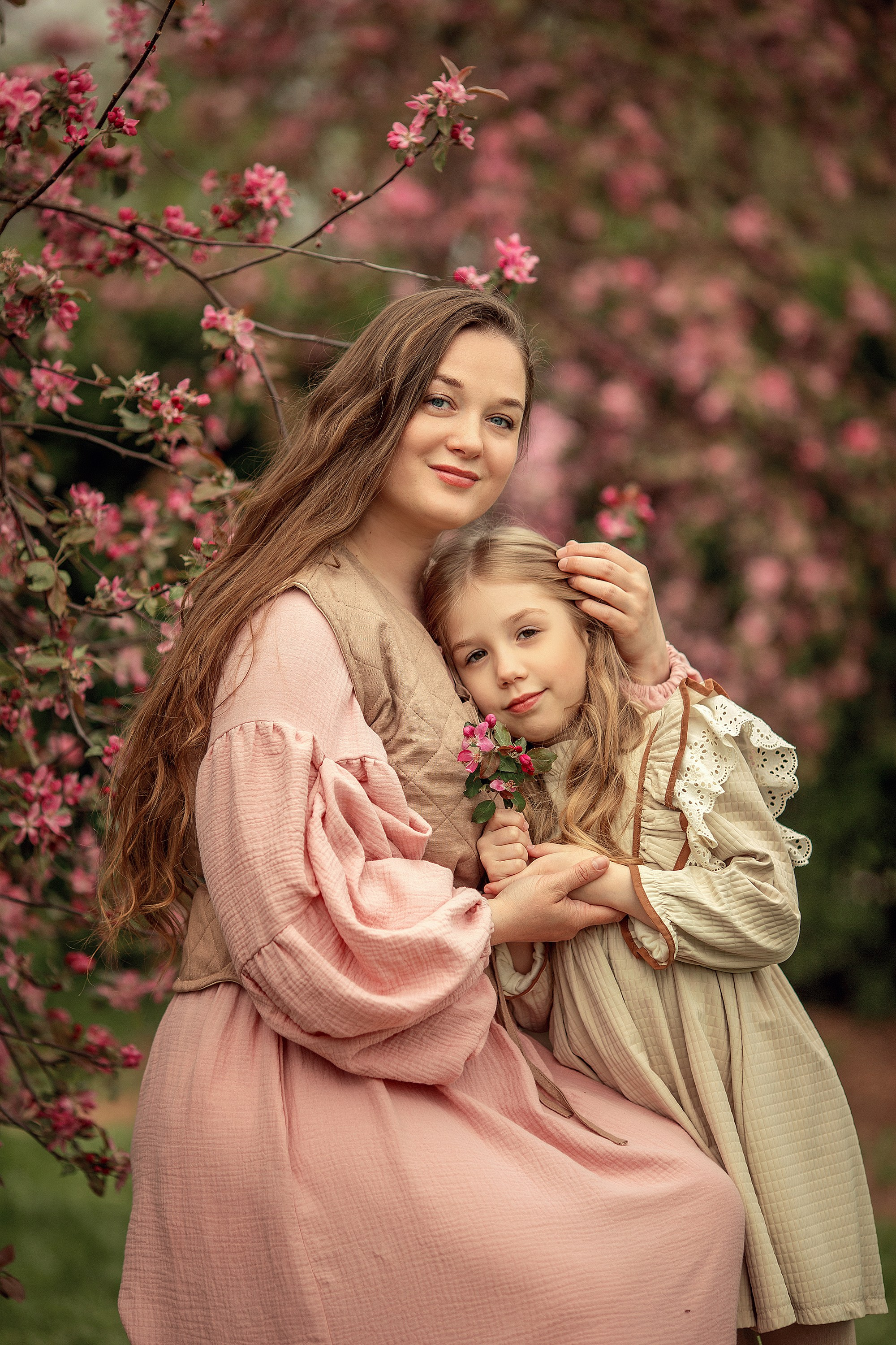 Искренняя семейная фотоистория в цветущем саду. Tatyana Nadezhdina Family photographer