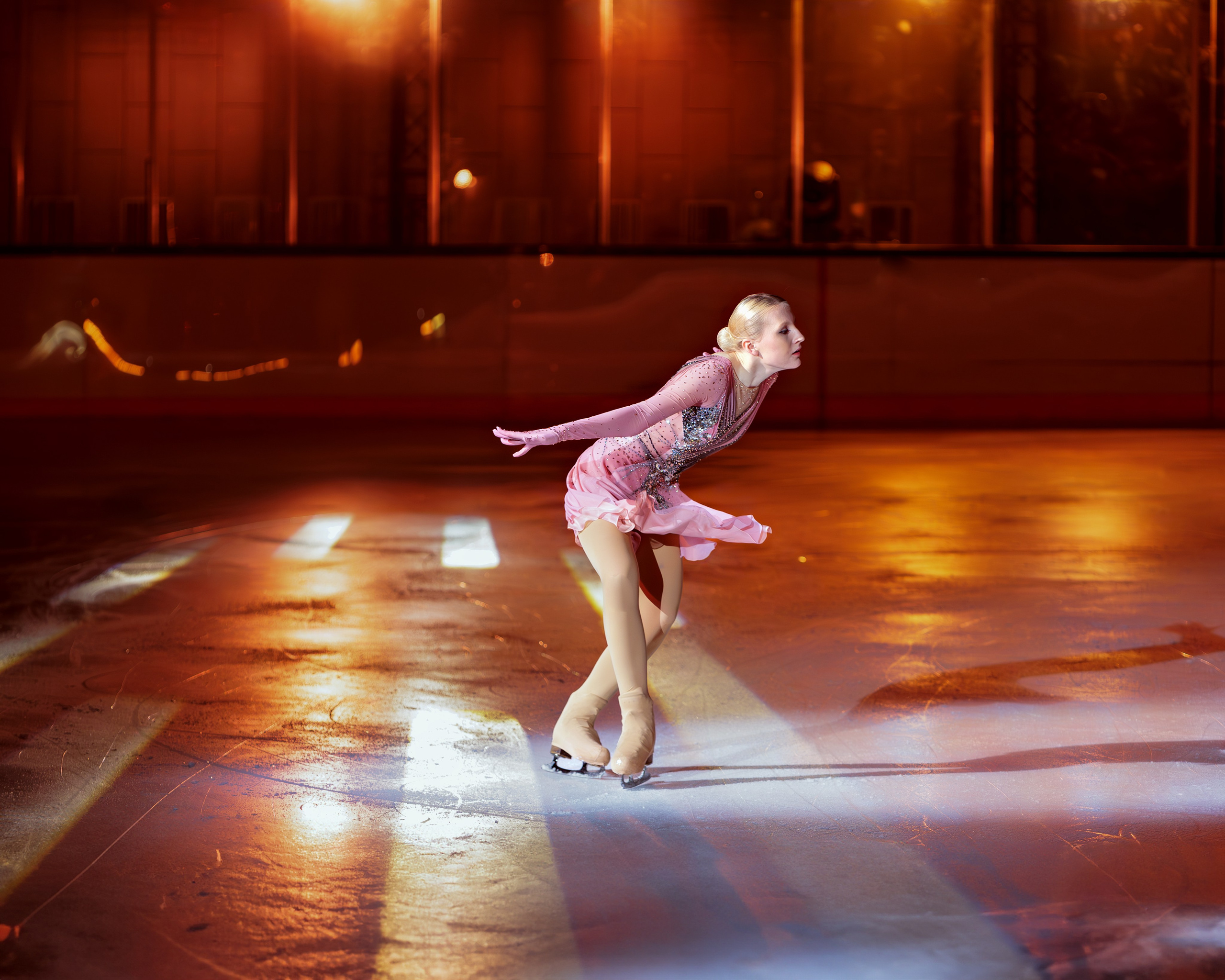 Красивая фигуристка на льду танцует