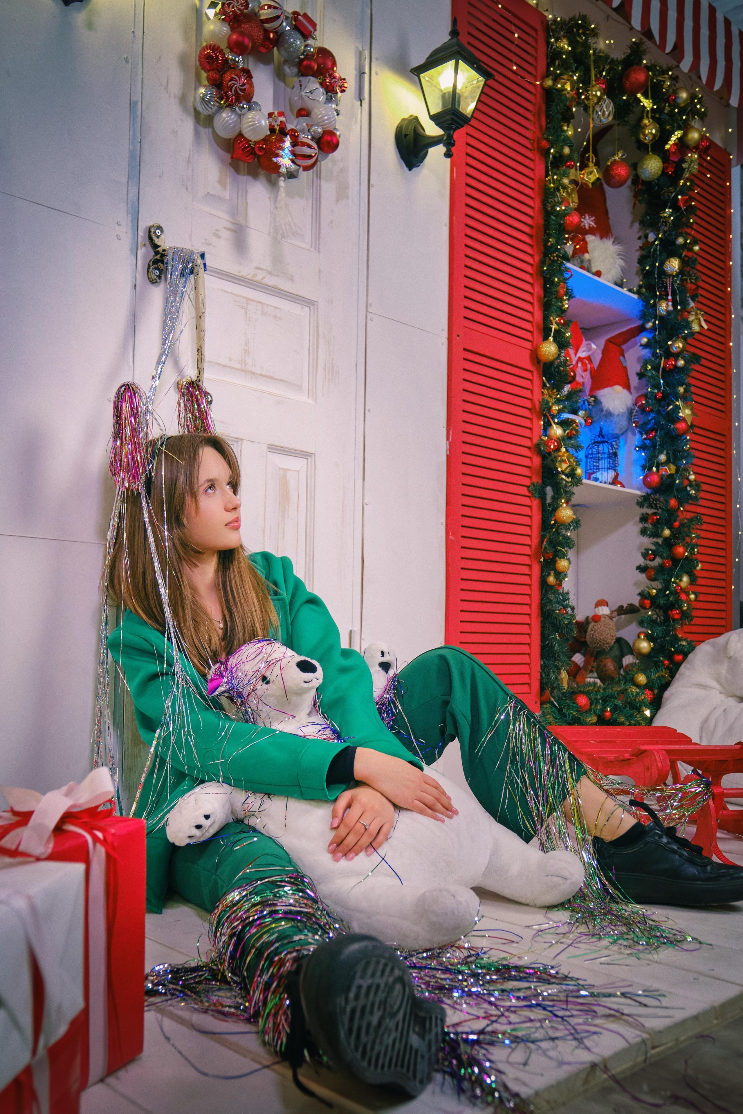 Девушка с большой мягкой игрушкой