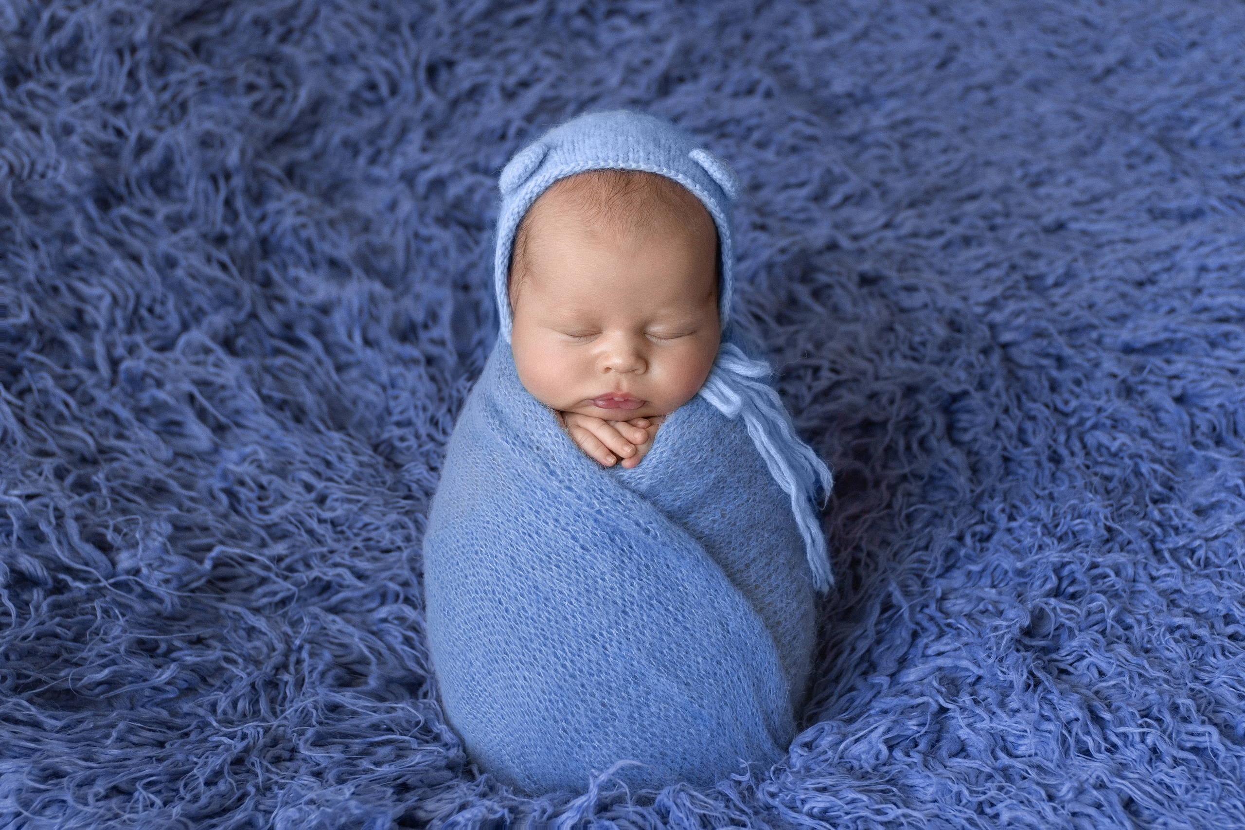 Минималистическая фотосессия новорождённого богатыря