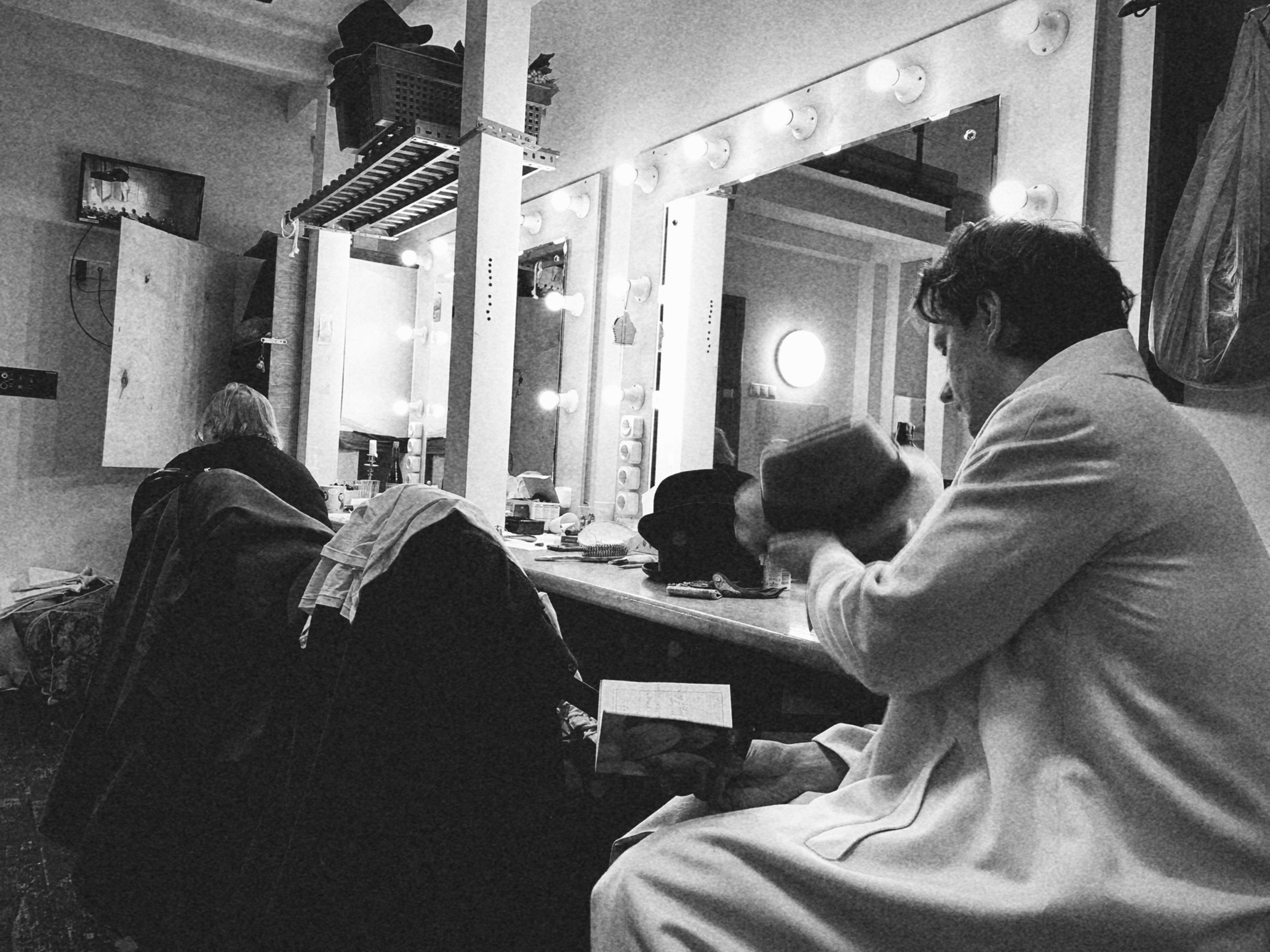 Фотосерия о магии театра и трансформации актёра: грим, костюмы, эмоции и визуальные метаморфозы на пути к сценическому образу. На фото — актёры Театра Стаса Намина и Мастерской Петра Фоменко. Фотограф: Ожерельев Лев