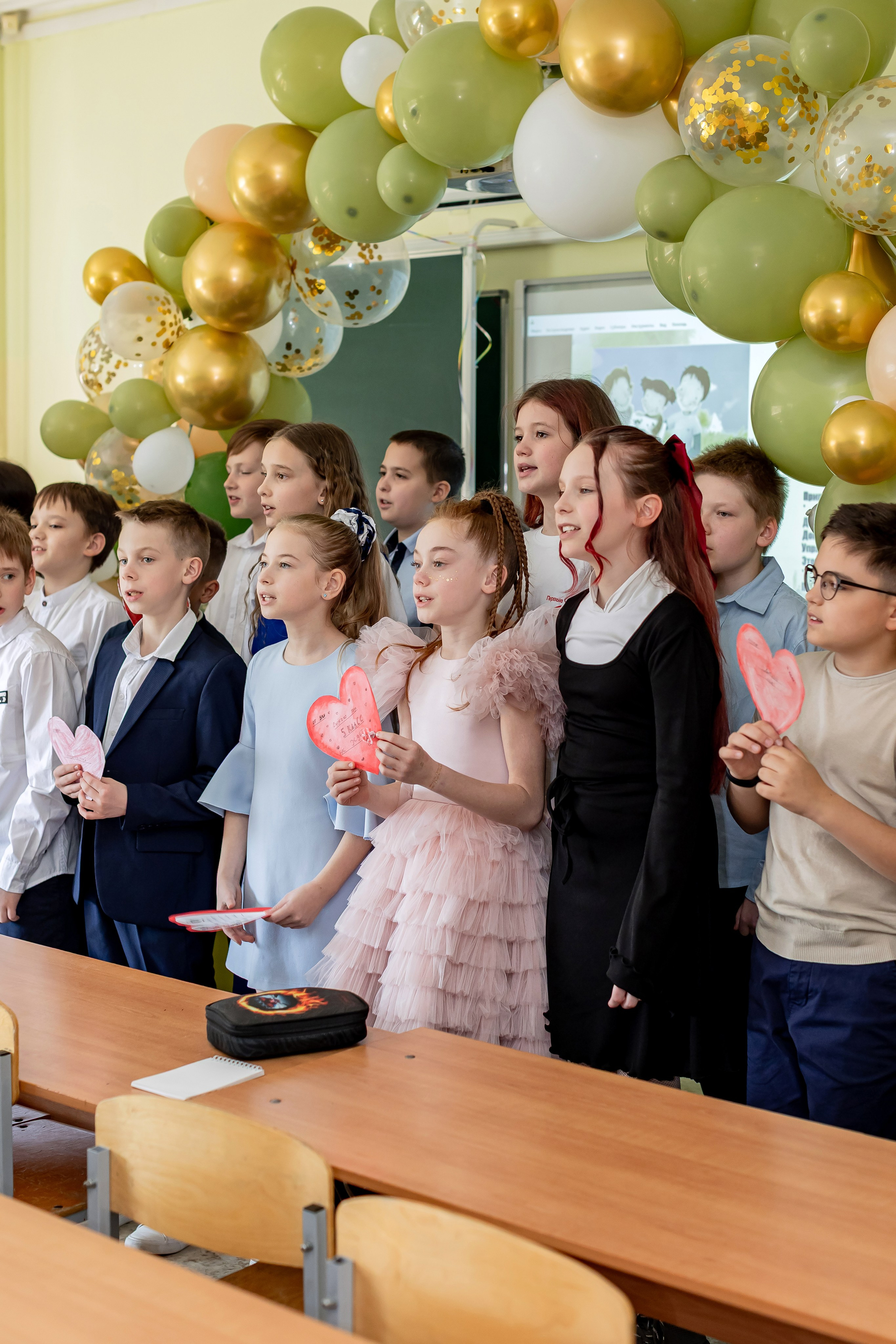 Выпускной в начальной школе в классе. Фотограф и видеограф Москва. Свадебный фотограф, видеограф. Выпускные альбомы. Оживающие альбомы