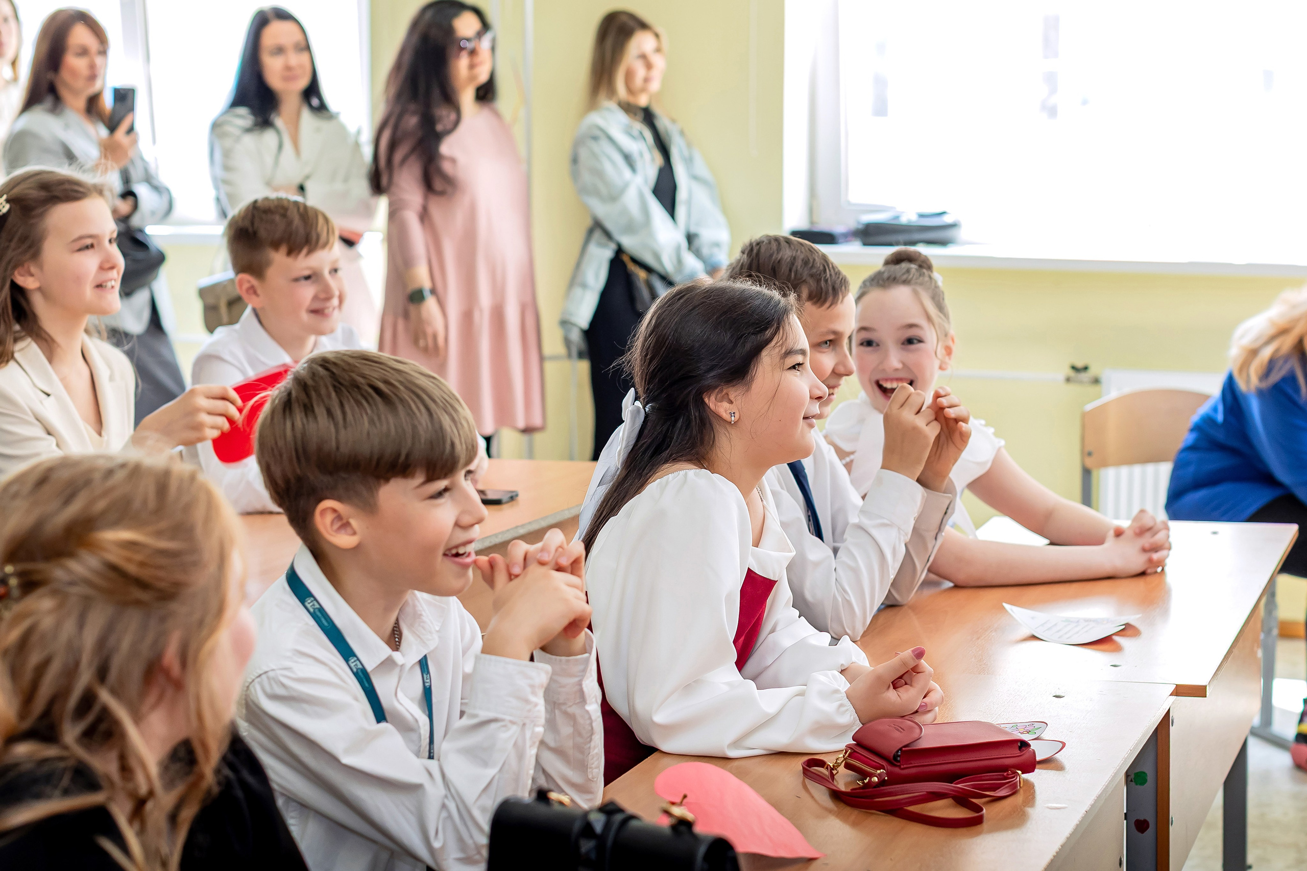 Выпускной в начальной школе в классе. Фотограф и видеограф Москва. Свадебный фотограф, видеограф. Выпускные альбомы. Оживающие альбомы