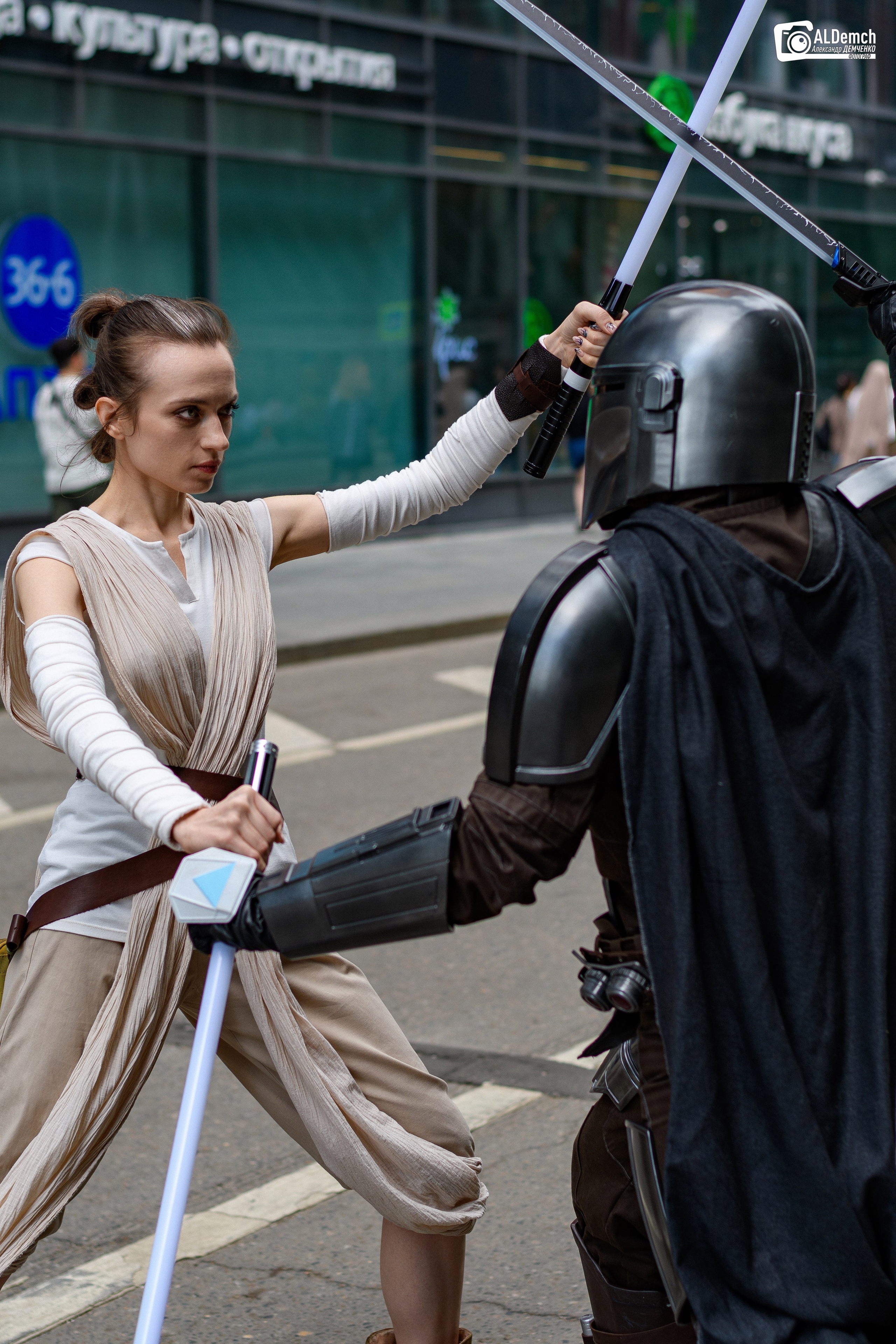 Рей против Мандалорца по звёздным войнам косплей фотосессия