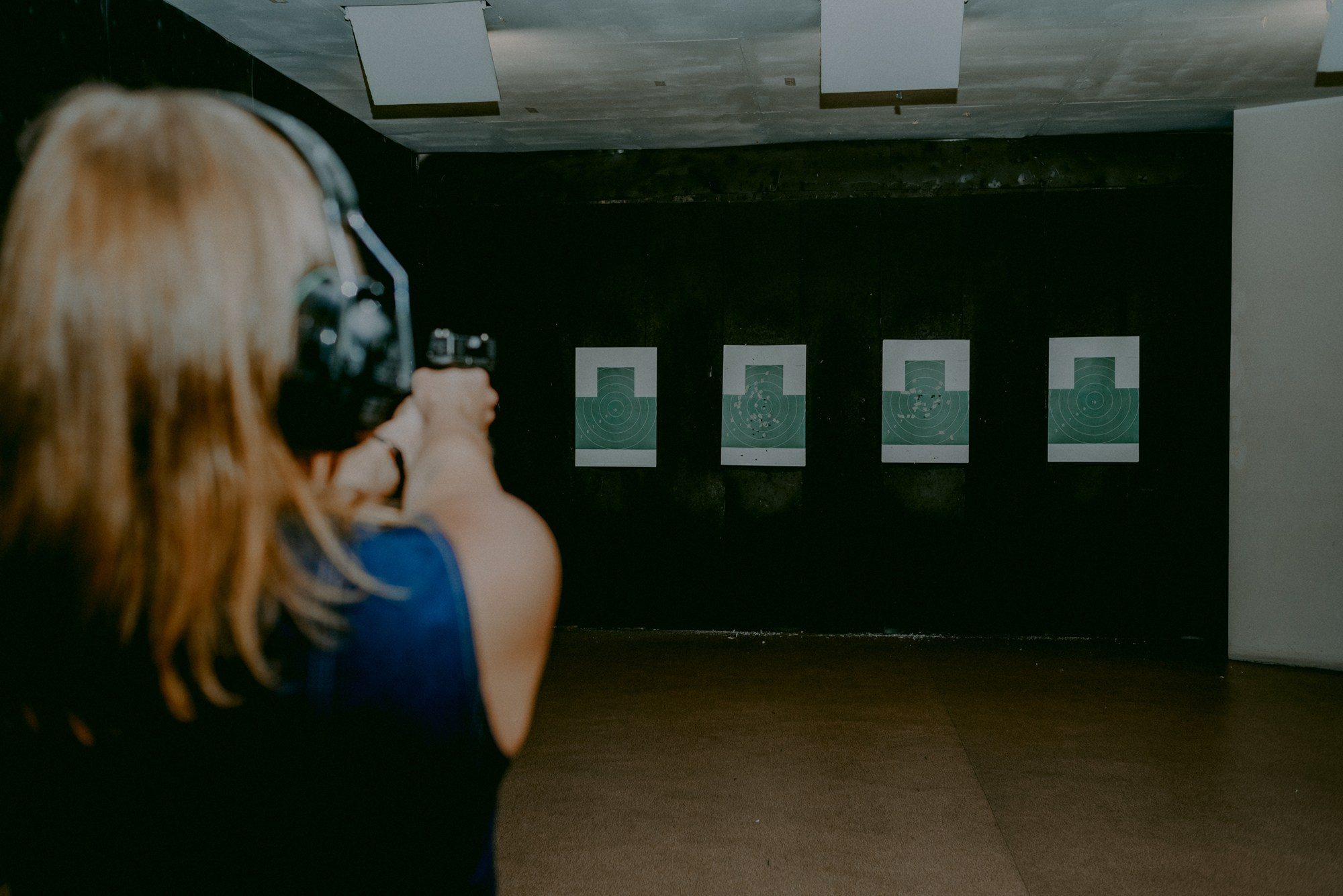 Портрет в тире, съемка с оружием, профессиональный фотограф в Тюмени