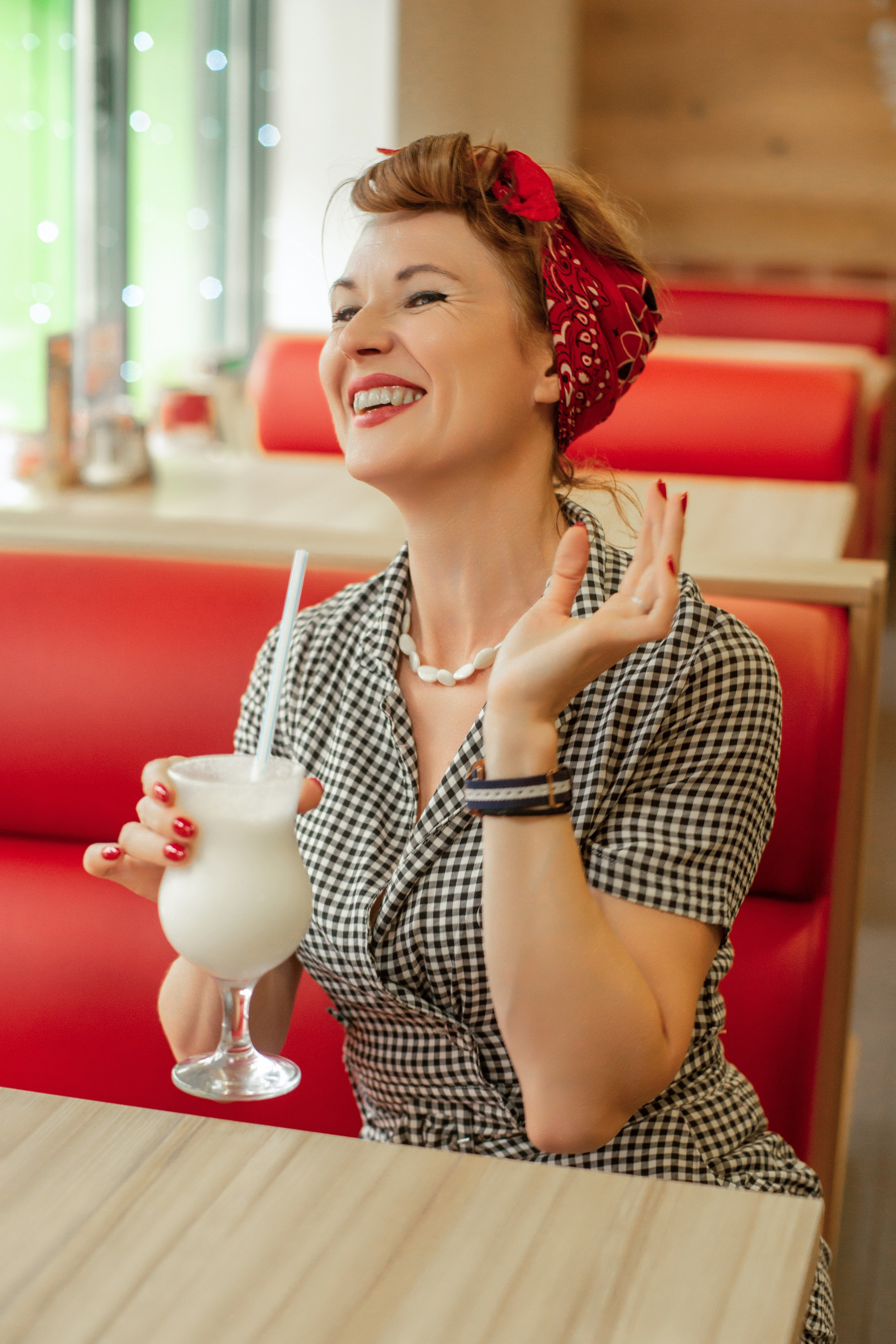 Ретро образы: В пинап фотосессиях обычно используются стилизованные под ретро образы - яркий макияж, укладки волос, наряды и аксессуары. Автор фотограф: Додров. Ph: dodrov.