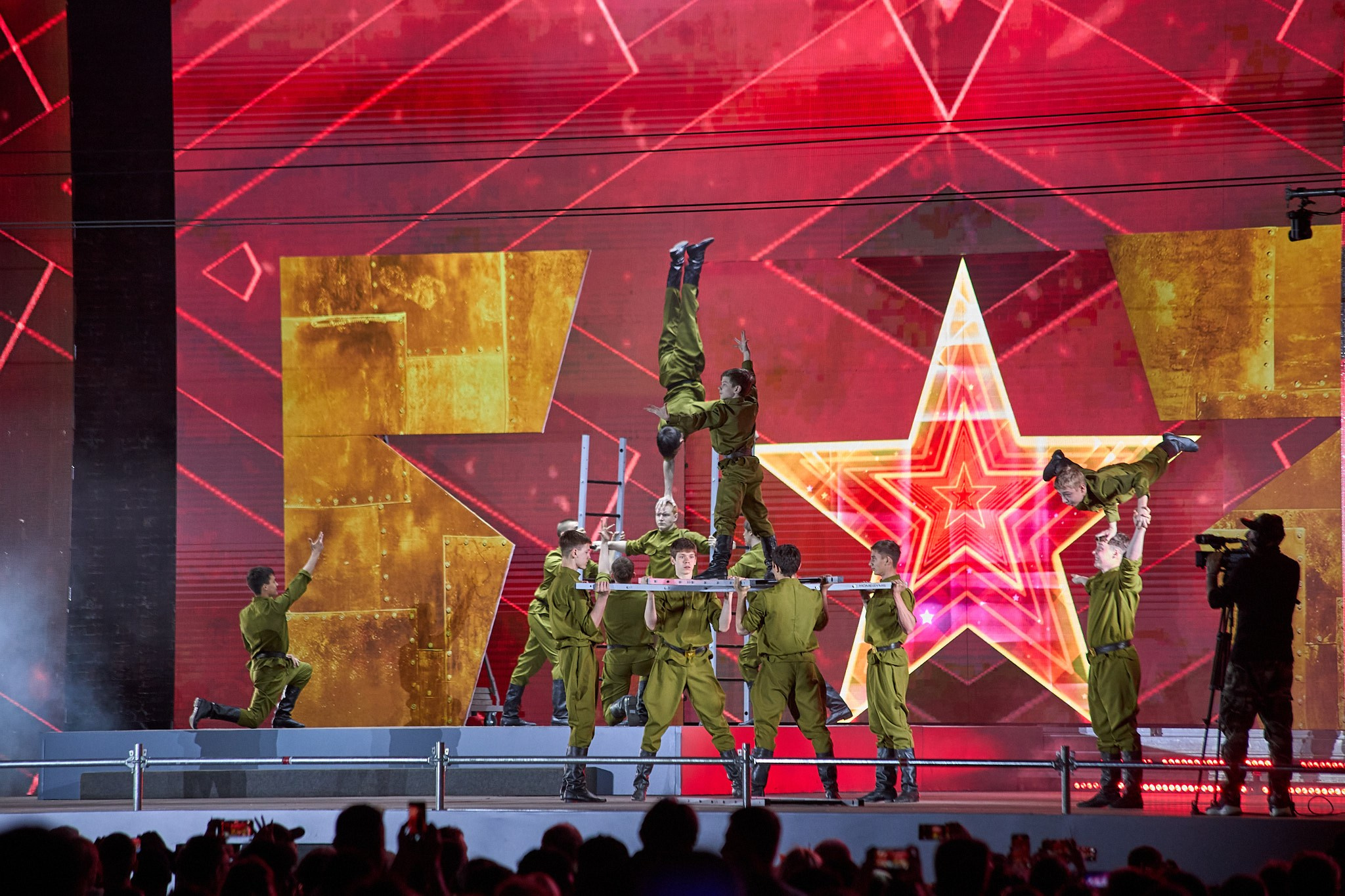 Концерт 9 мая 2025 года на соборной площади. Фотограф Омск | Александр Вандеров