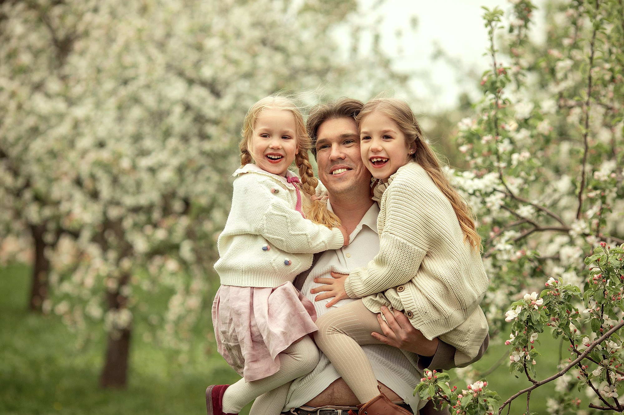 Искренняя семейная фотоистория в цветущем саду. Tatyana Nadezhdina Family photographer