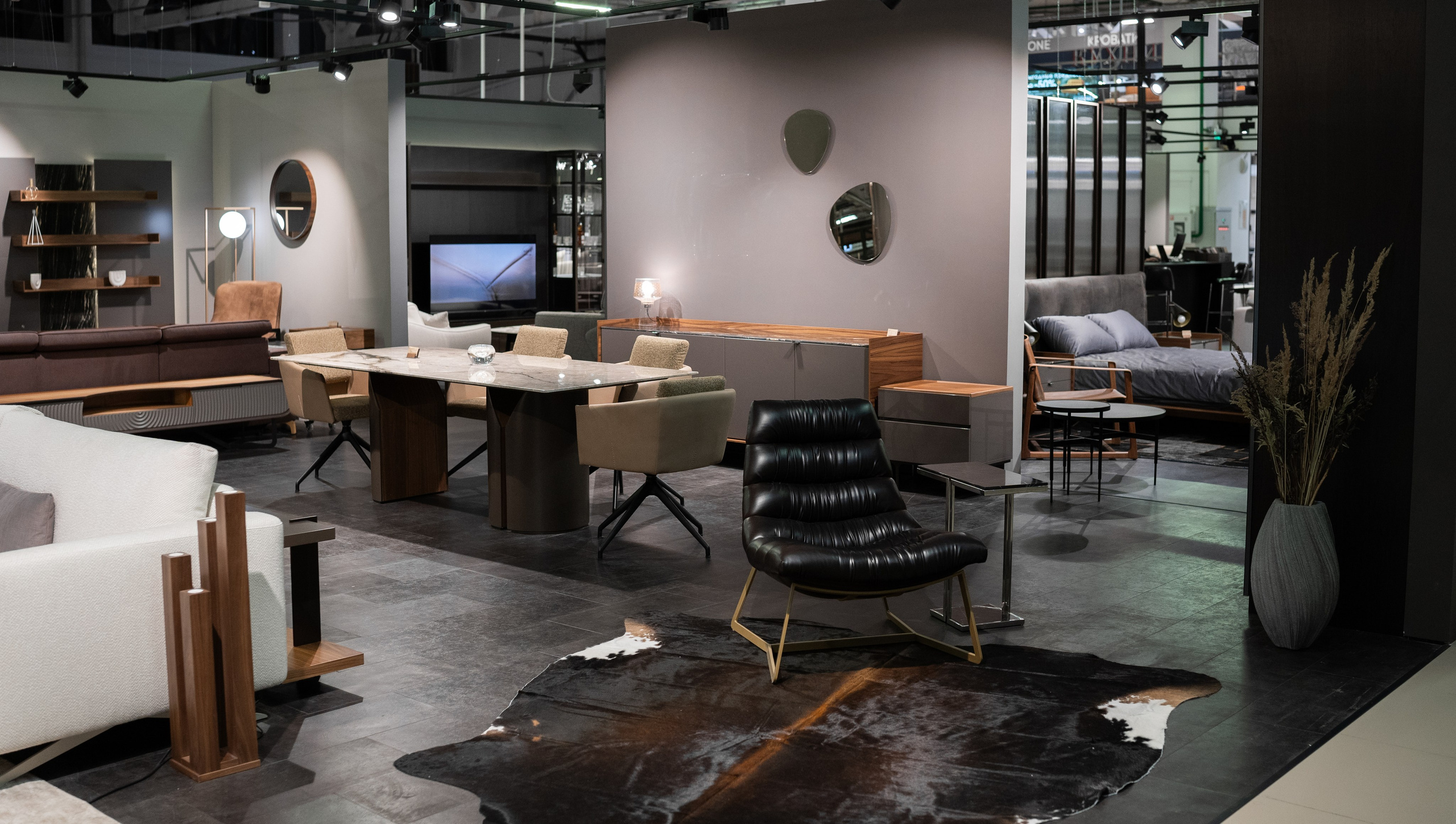 Разработка логотипа, фирменного стиля, создание коллекции мебели и предметов декора, дизайн-проект шоурумов с нуля