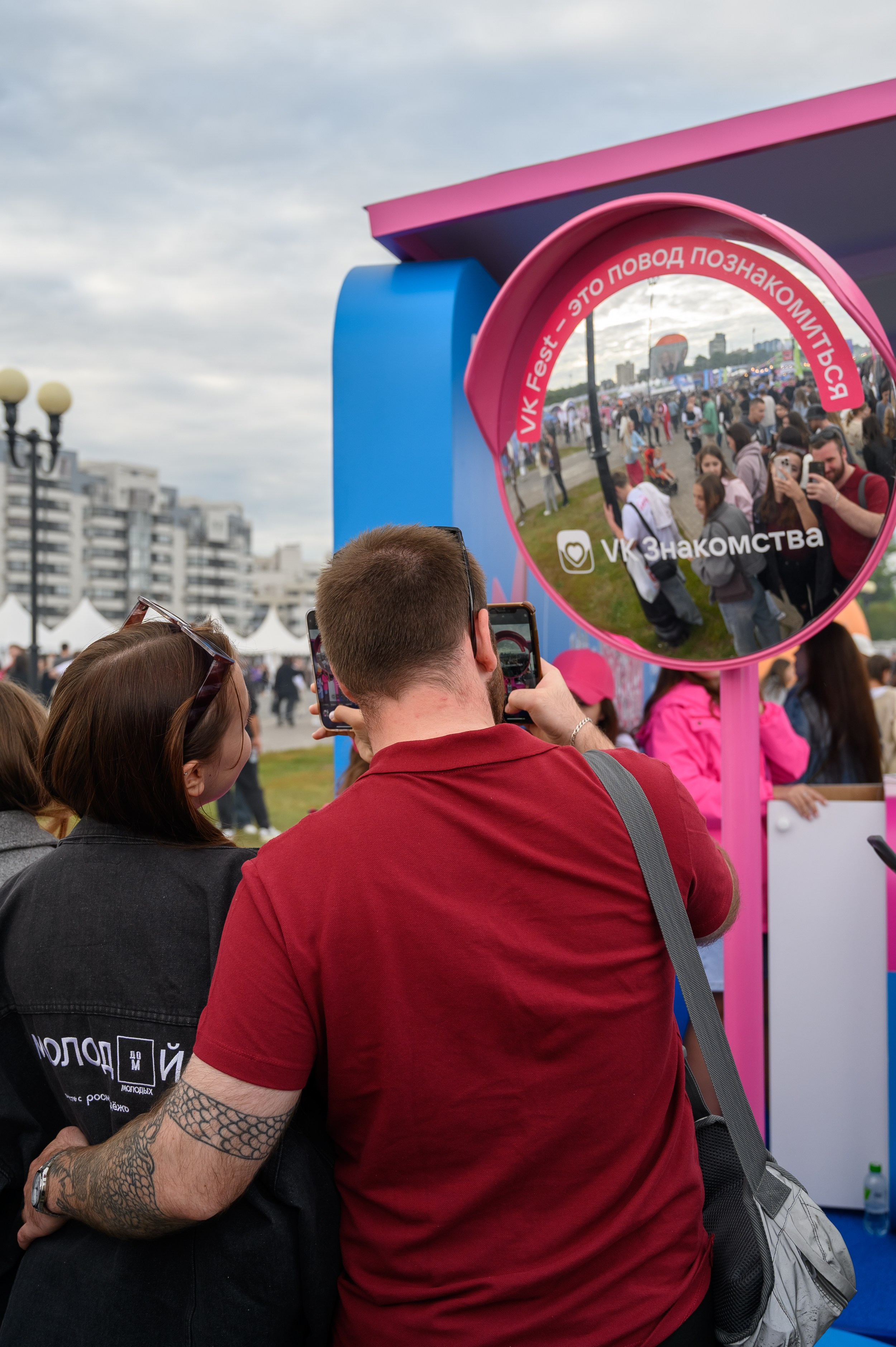 Счастливые гости фестиваля VK Fest в Казани участвуют в конкурсах от организаторов стенда VK Сообщества