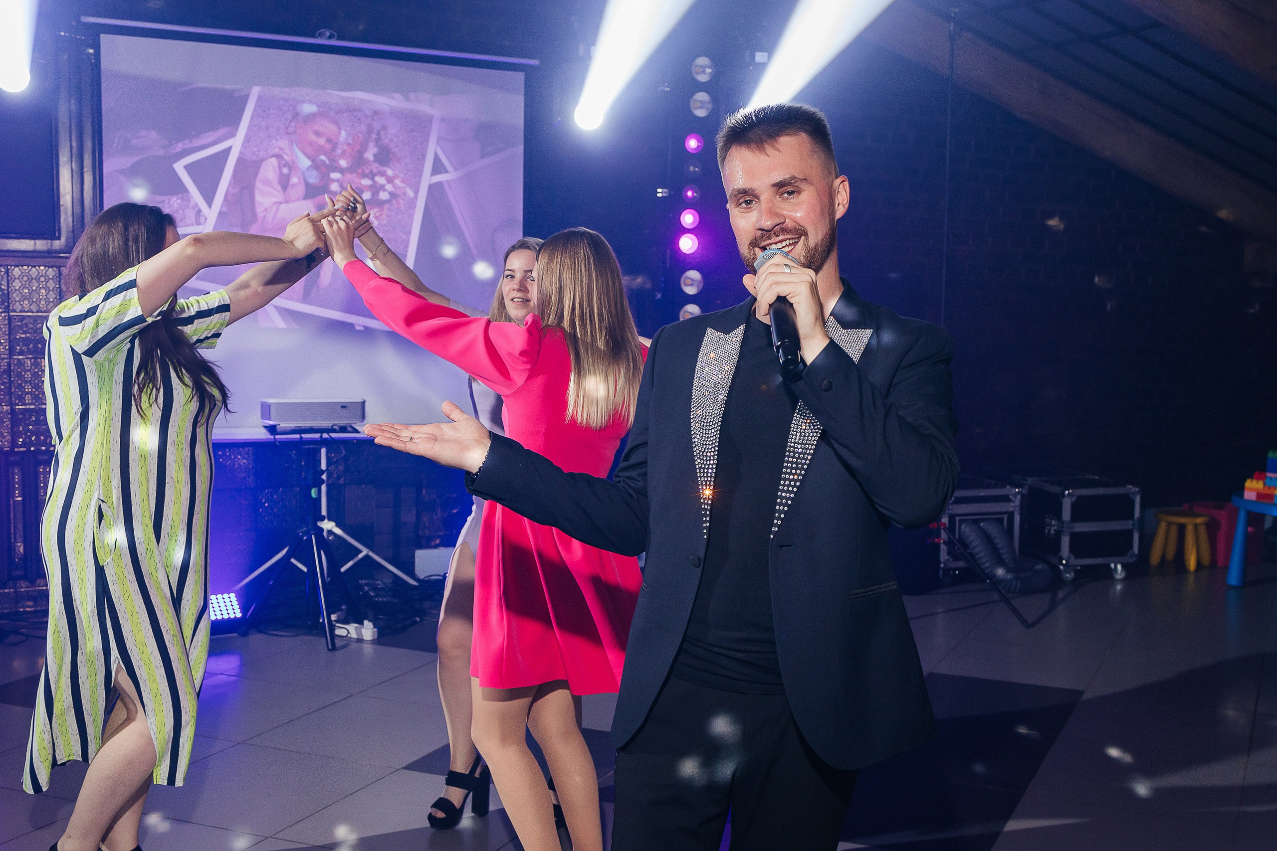 Чувственная первая встреча пары в отеле. Олег Сверчков | Свадебный фотограф Вологда