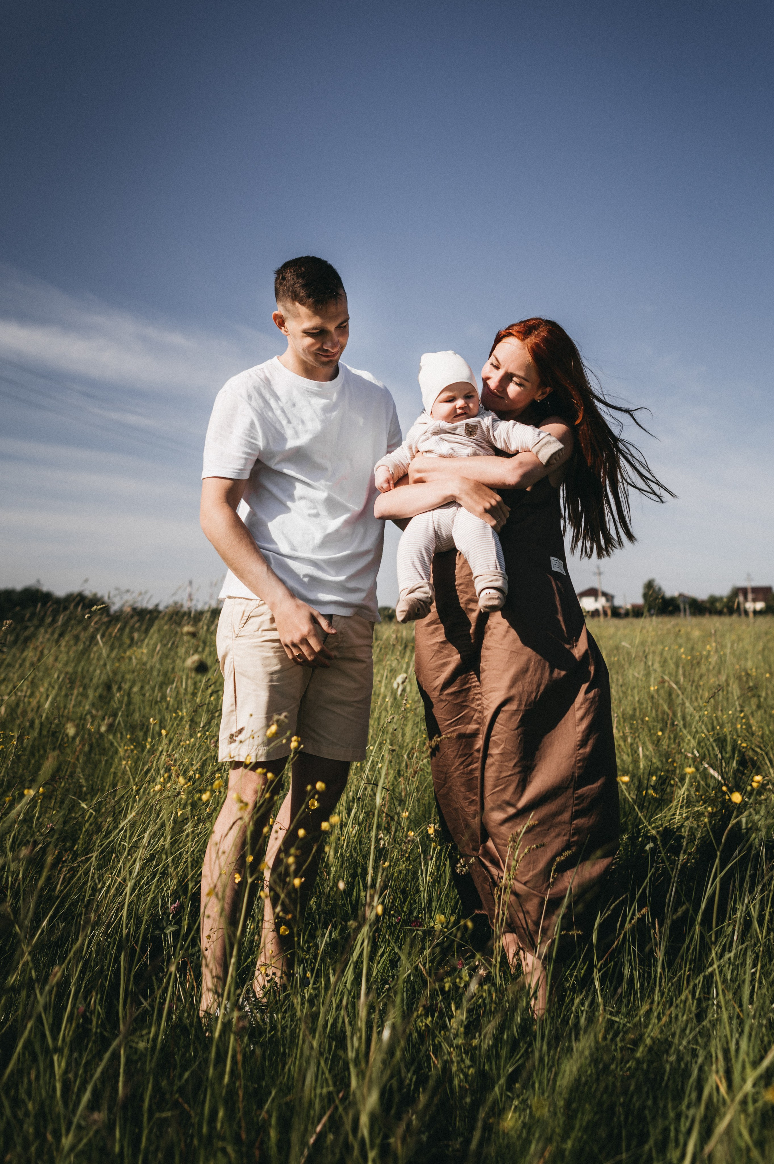 Папа и мама с ребенком на руках