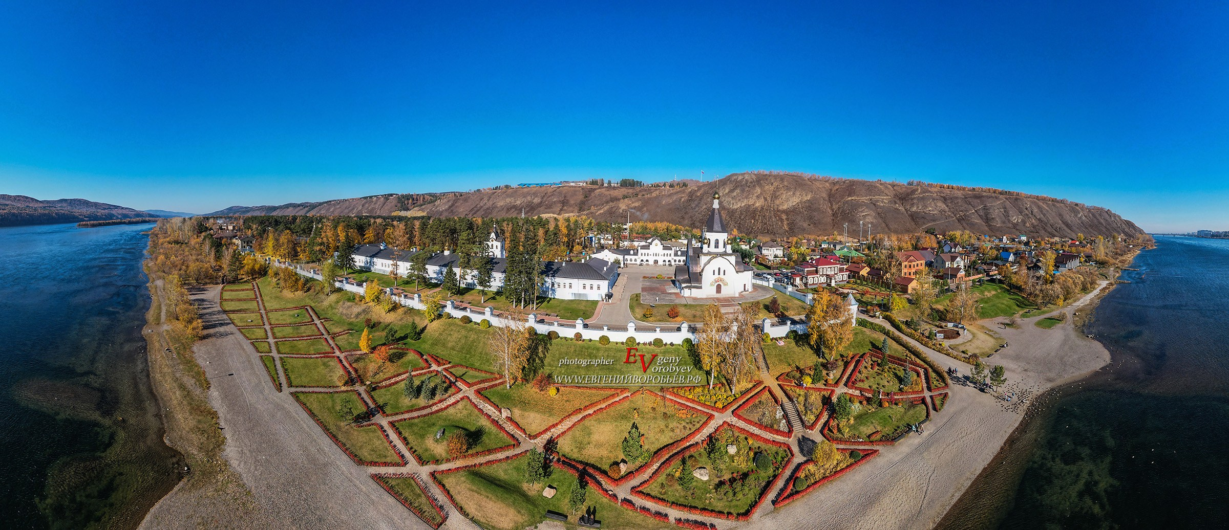 аэросъёмка с квадратура FPV дрона экскурсии Красноярск индивидуальный тур фото интересные места что посмотреть куда сходить что посетить достопримечательности Красноярска фототур фотосессия аренда кабриолета аренда микроавтобуса трансфер цена заказать экскурсию программа маршрут смотровые площадки видовые красивые места Национальный парк заповедник Столбы Дивногорск Красноярская ГЭС путешествие туристический маршрут место силы Часовня Параскевы Пятницы Коммунальный мост остров Татышев Бобровый лог Николаевская сопка набережная Енисея село Овсянка музей Астафьева Караульная гора Виноградовский мост гид экскурсовод индивидуальная экскурсия фотосъемка виды на Енисей фанпарк Бобровый лог парк флоры и фауны Роев ручей Торгашинский хребет скала Такмак вантовый мост куда сходить цены расписание заказать онлайн экскурсионное обслуживание трансфер на комфортабельном автобусе