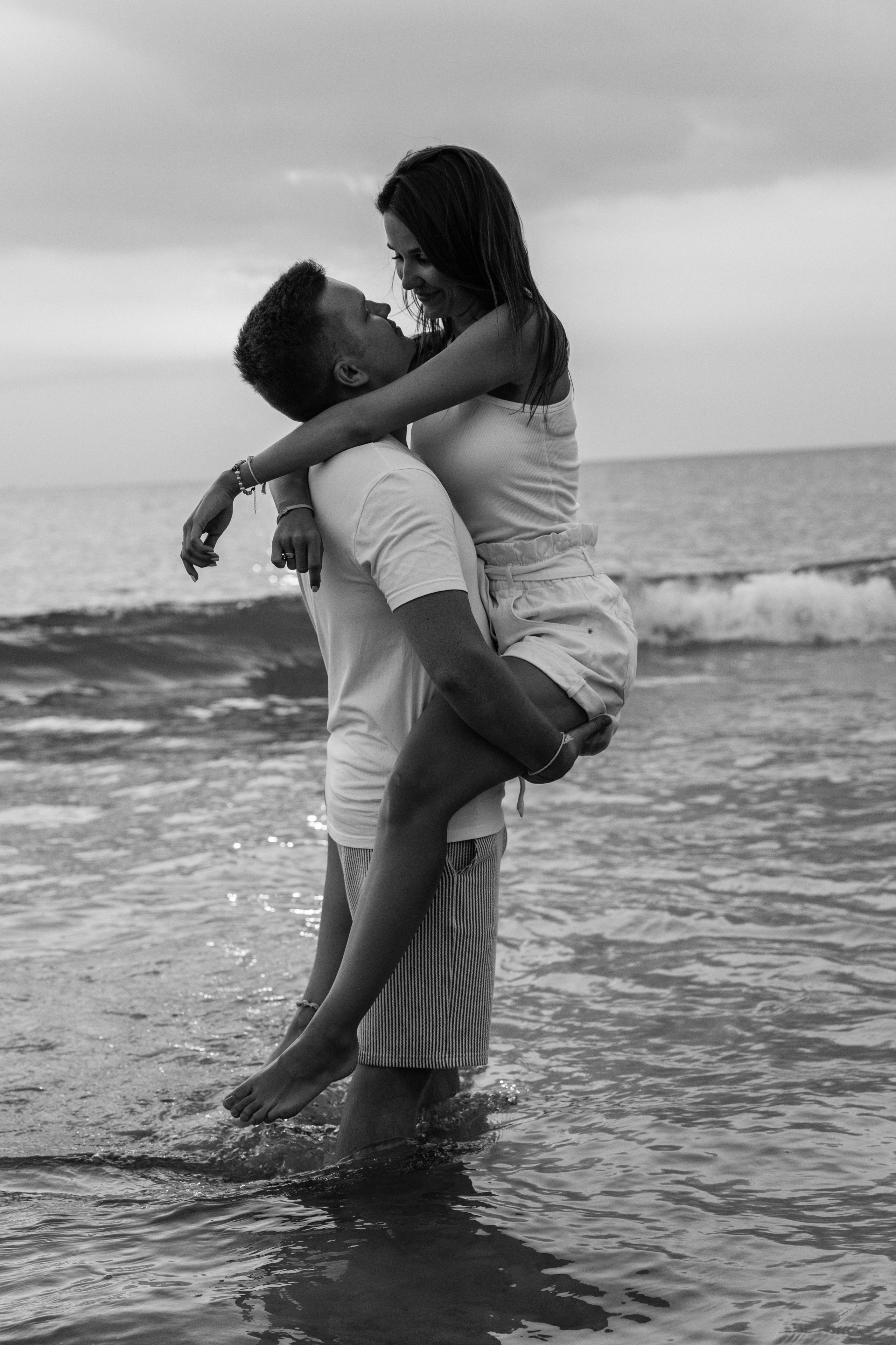 Love Story на Пхукете: фотосессия для пары на пляже Карон. Фотограф на Пхукете в Таиланде