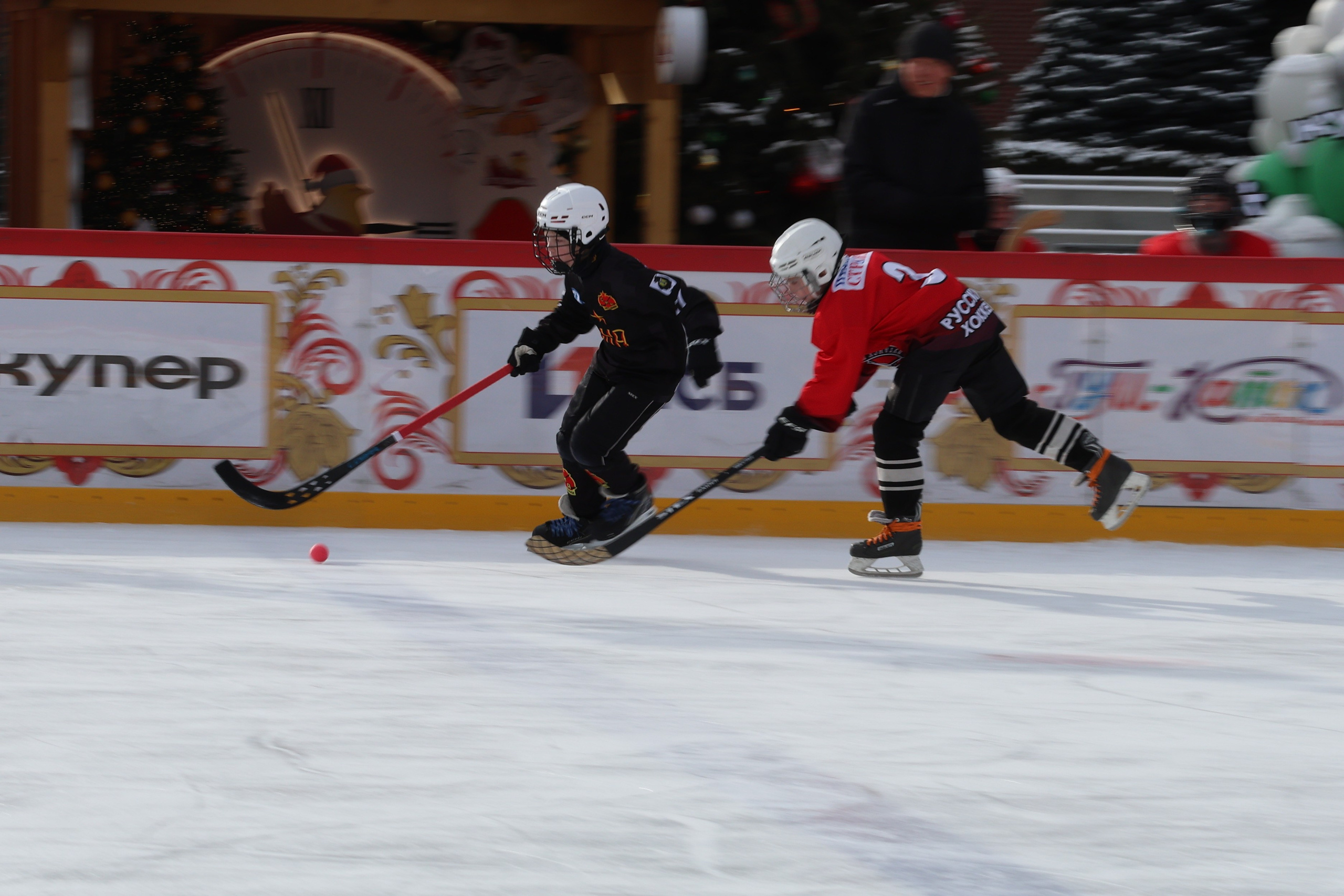 Игроки хоккея с мячом на льду на Красной площади  борются за владение мячом