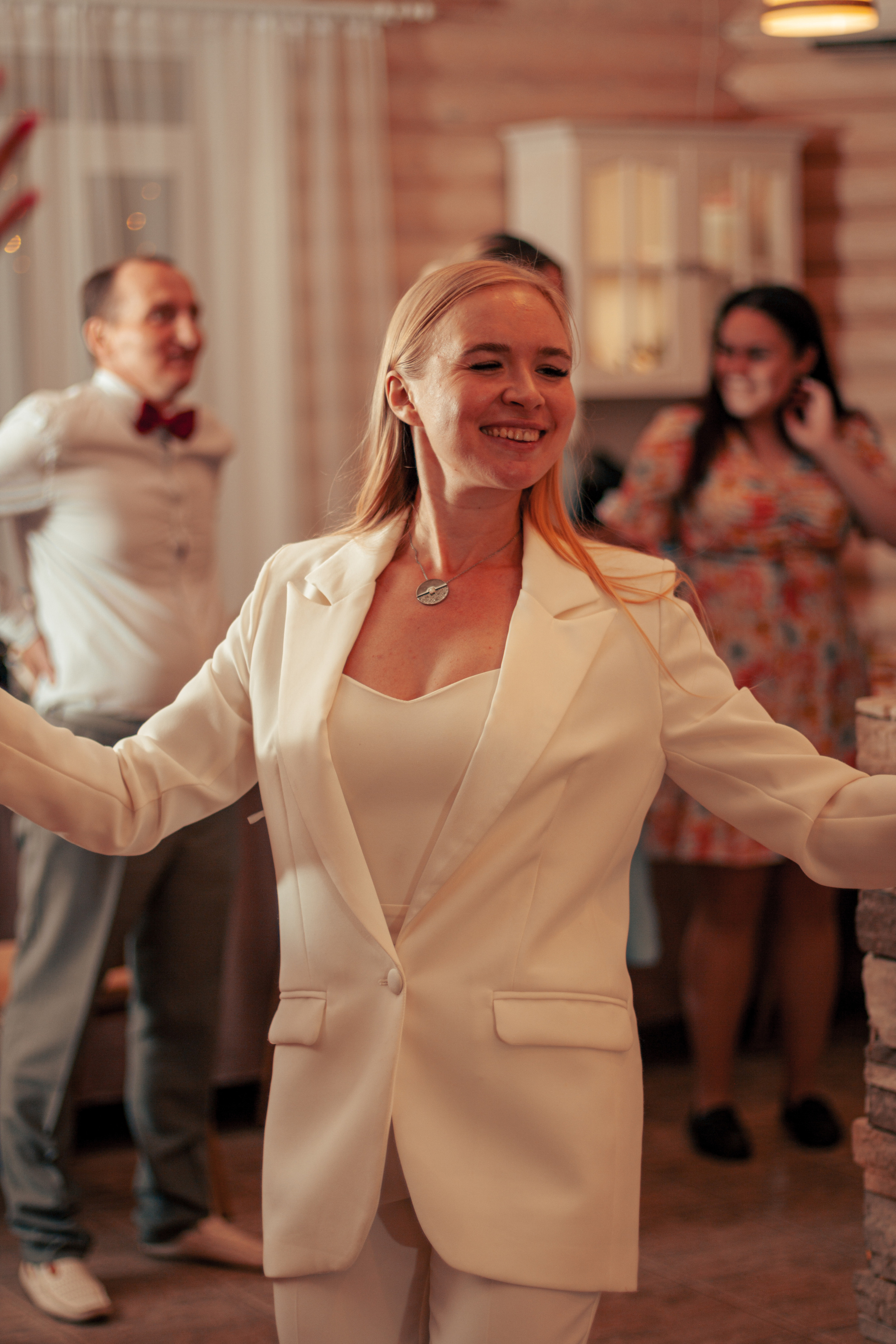 Ведущая на свадьбу Мария Снегур. Ведущий, Тамада, DJ, фото в Перми. Хорошее настроение