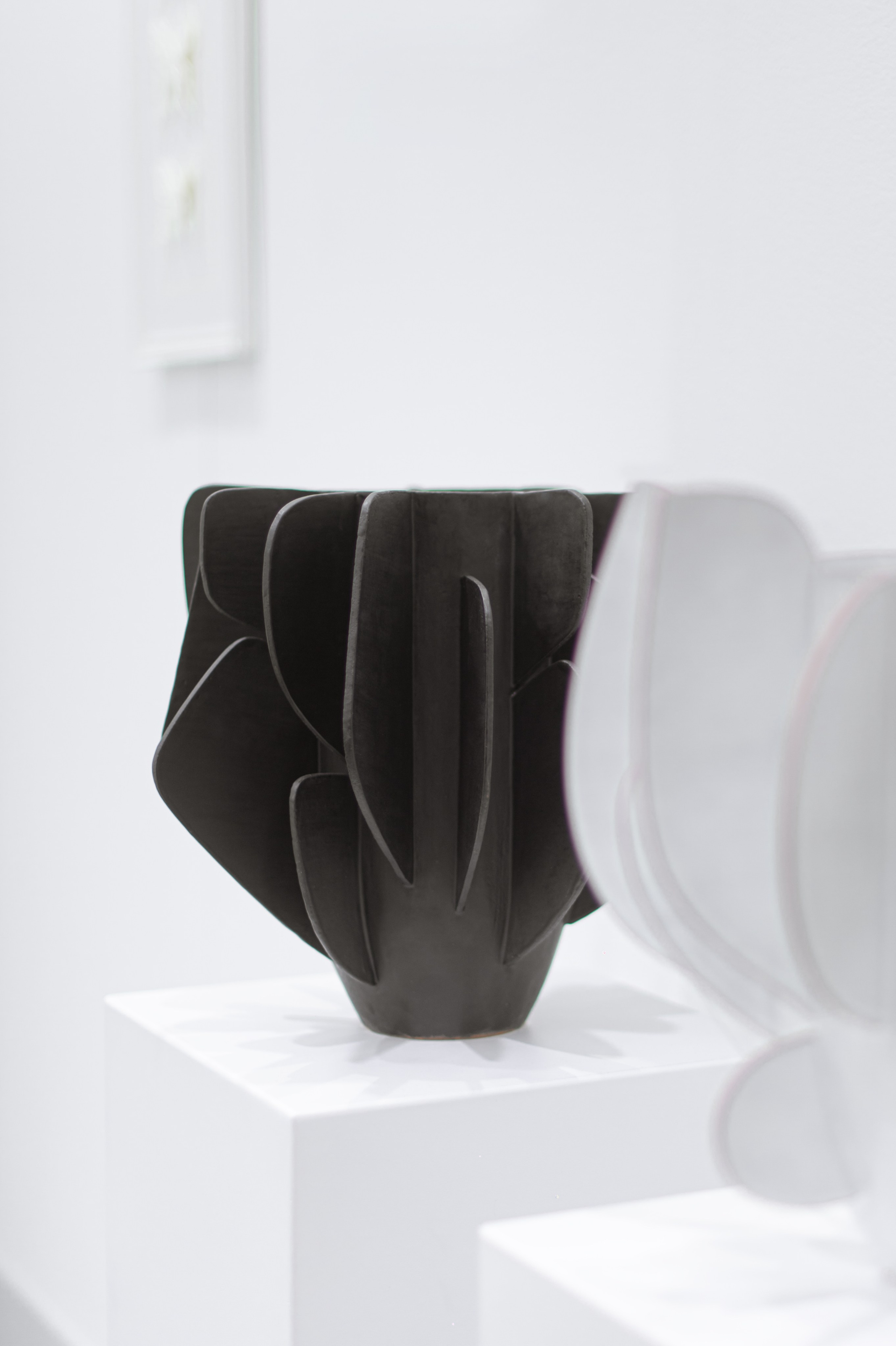 Ваза Крылья черная. Художественная и интерьерная керамика в Москве