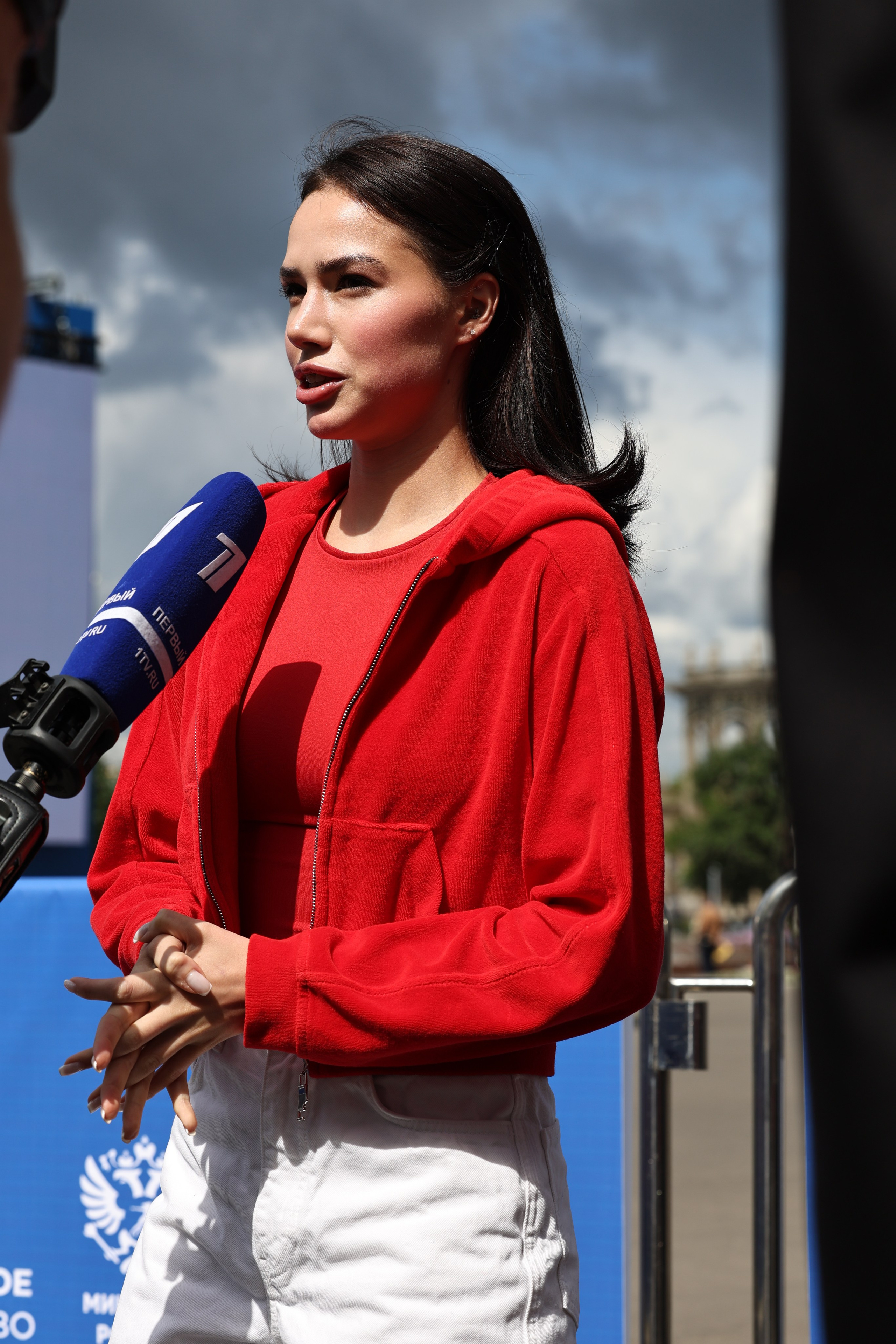 Алина Загитова на Спортивном шествии на ВДНХ