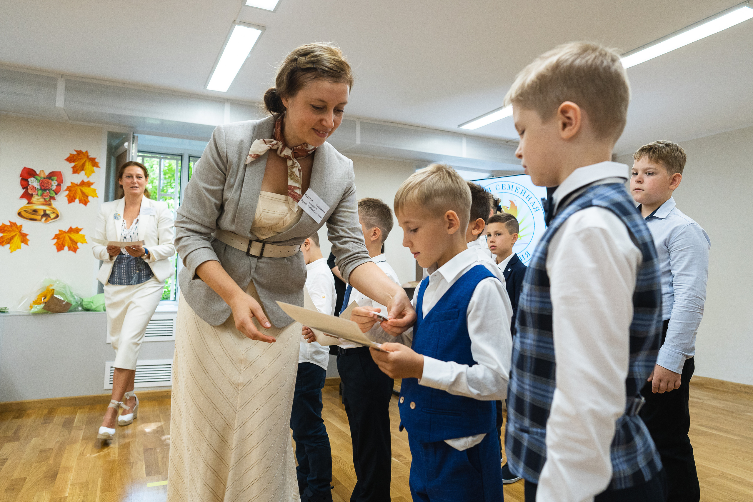 1 сентября праздник в школе ученики учителя гимназия частная школа первоклассники гимназисты фотосъемка в школе фотограф на детский праздник
